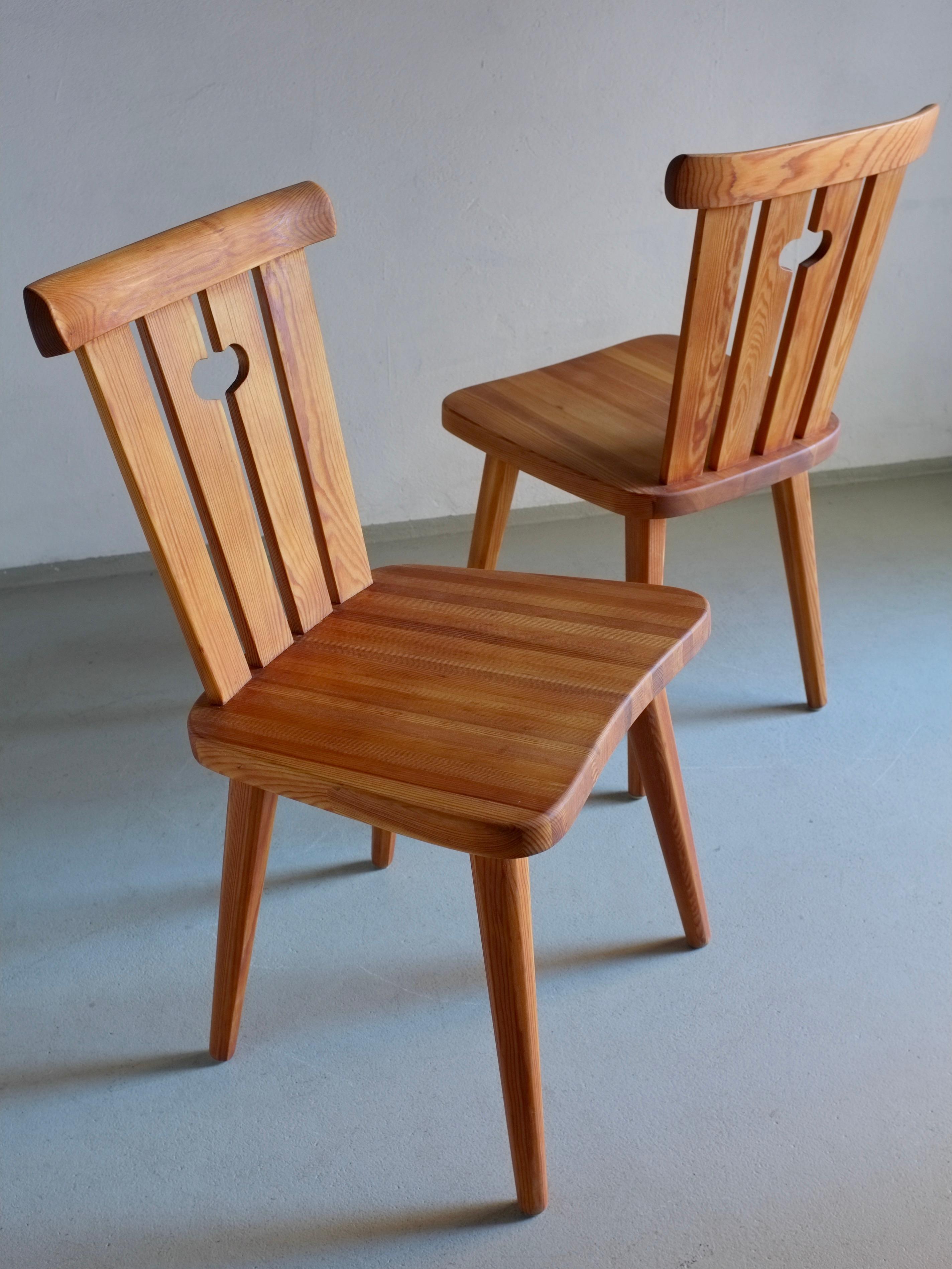 Set of 4 Rustic Pine Chairs by Goran Malmvall, Sweden, 1940s In Good Condition For Sale In Rīga, LV