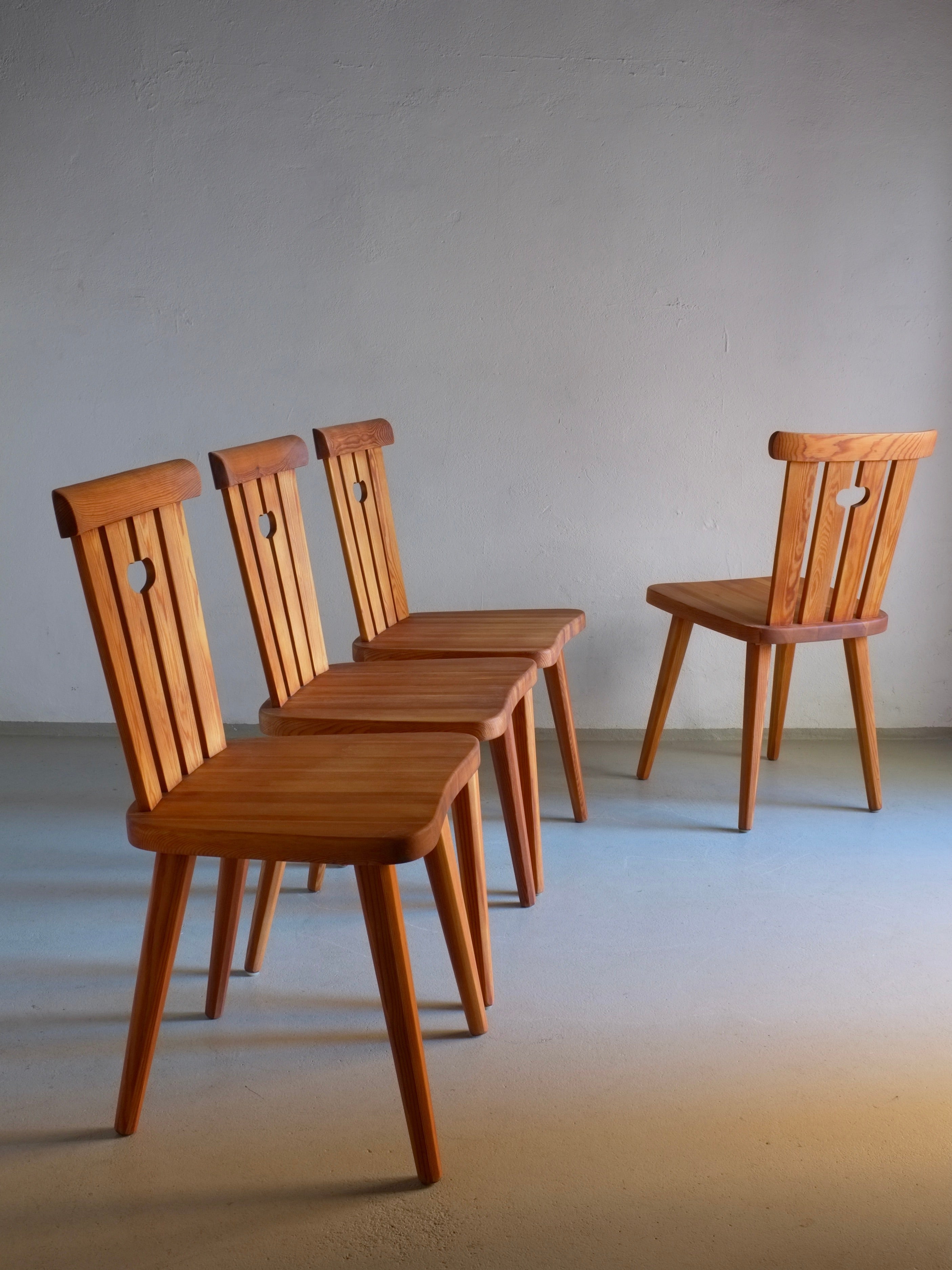Mid-20th Century Set of 4 Rustic Pine Chairs by Goran Malmvall, Sweden, 1940s For Sale