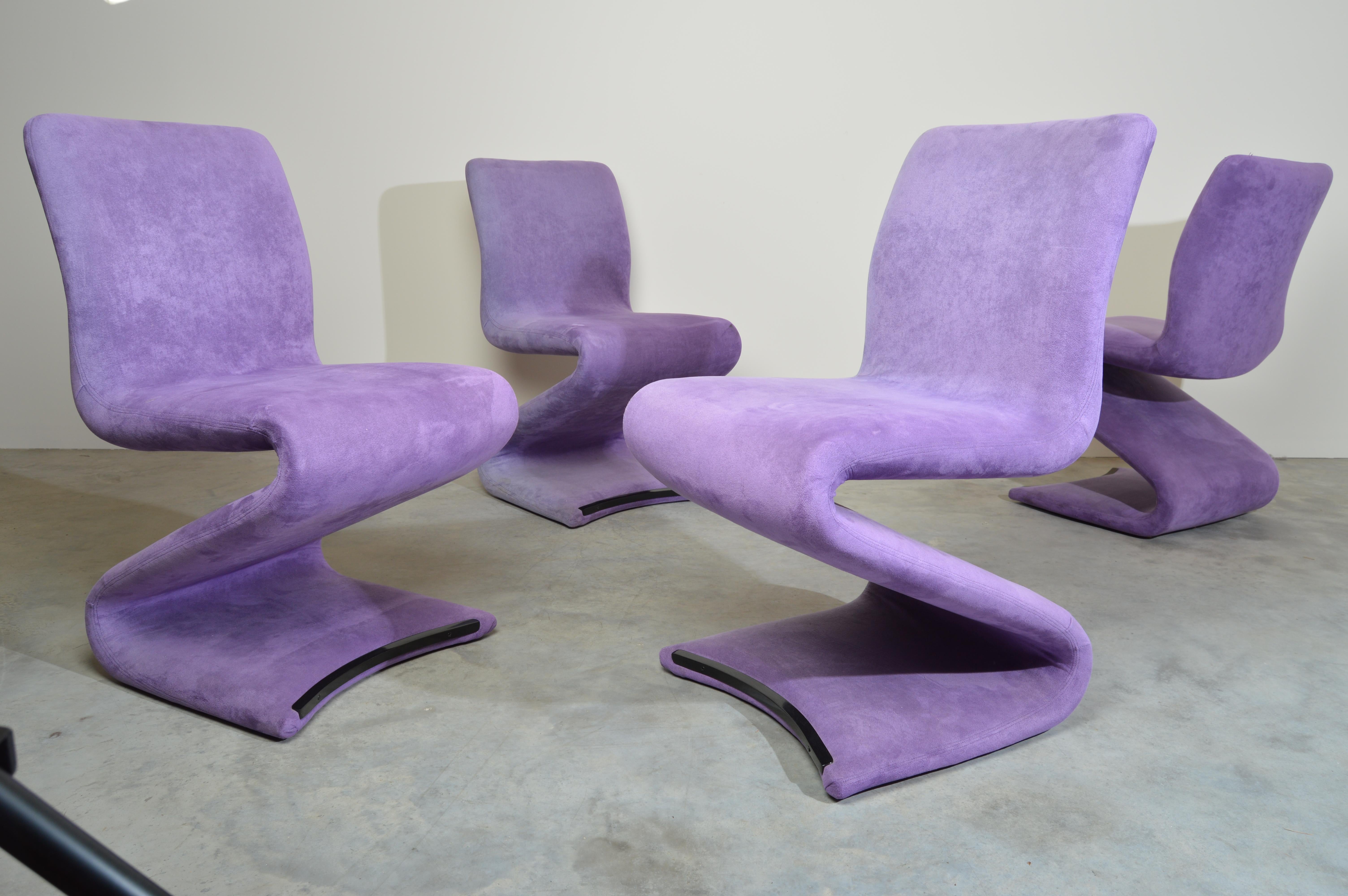 A beautiful and very comfortable set of 4 S form cantilever dining chairs attributed to Verner Panton upholstered in soft ultrasuede.
Very good vintage condition. Solid, well built frames with clean upholstery,
circa 1980.
Ready for use!