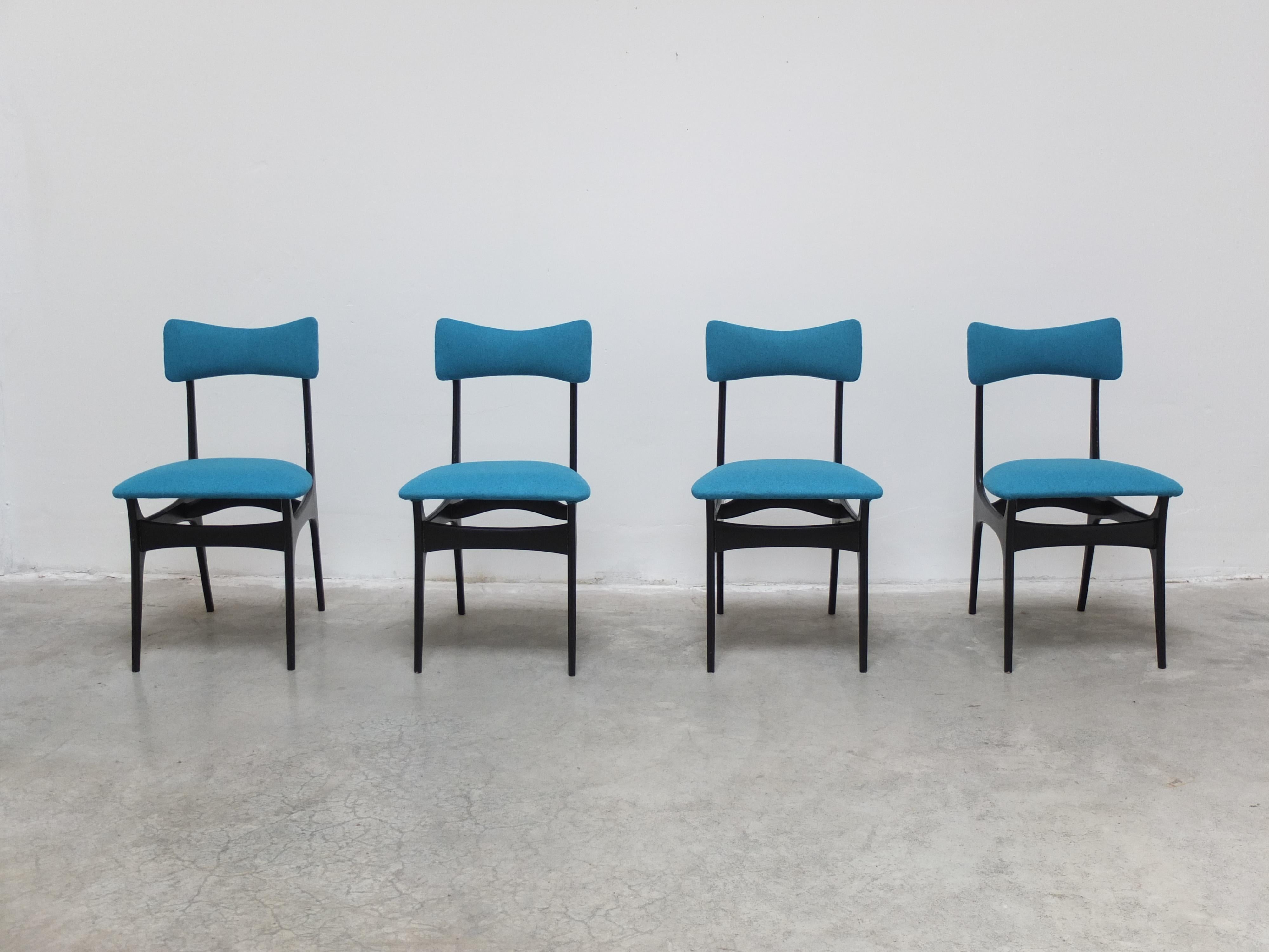 Charmant ensemble de 4 chaises de salle à manger 'S3' conçues par Alfred Hendrickx pour Belform. Ces chaises datent de la première période de design d'Alfred, dans les années 50, où il était clairement inspiré par les designers italiens et