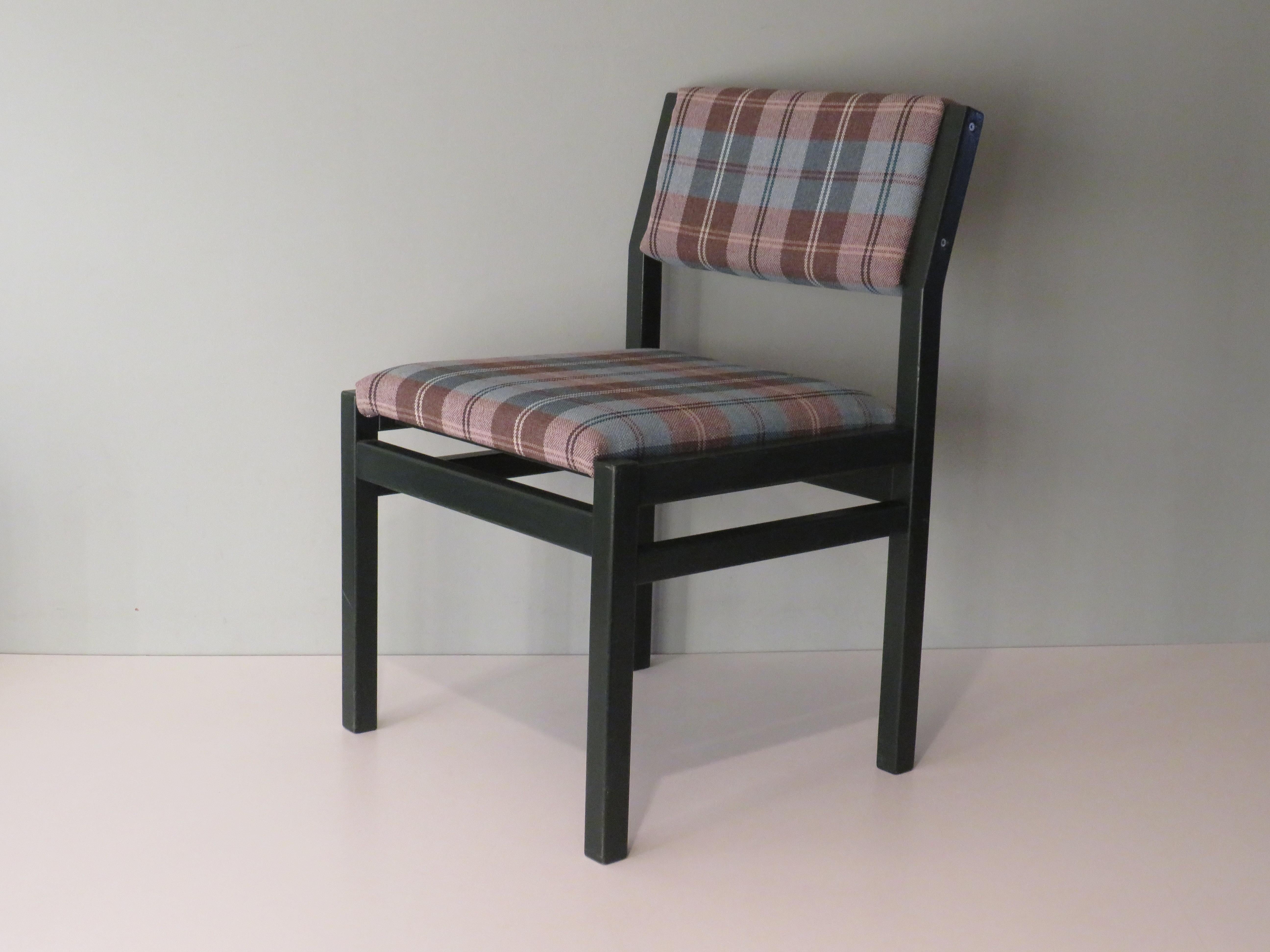 Les chaises minimalistes conçues par Cees Braakman en 1960 appartiennent à sa série japonaise.
Ils sont fabriqués en afro-teck laqué vert très foncé et, au fil du temps, ils ont été équipés d'une nouvelle mousse et d'un tissu à carreaux bleu-marron,