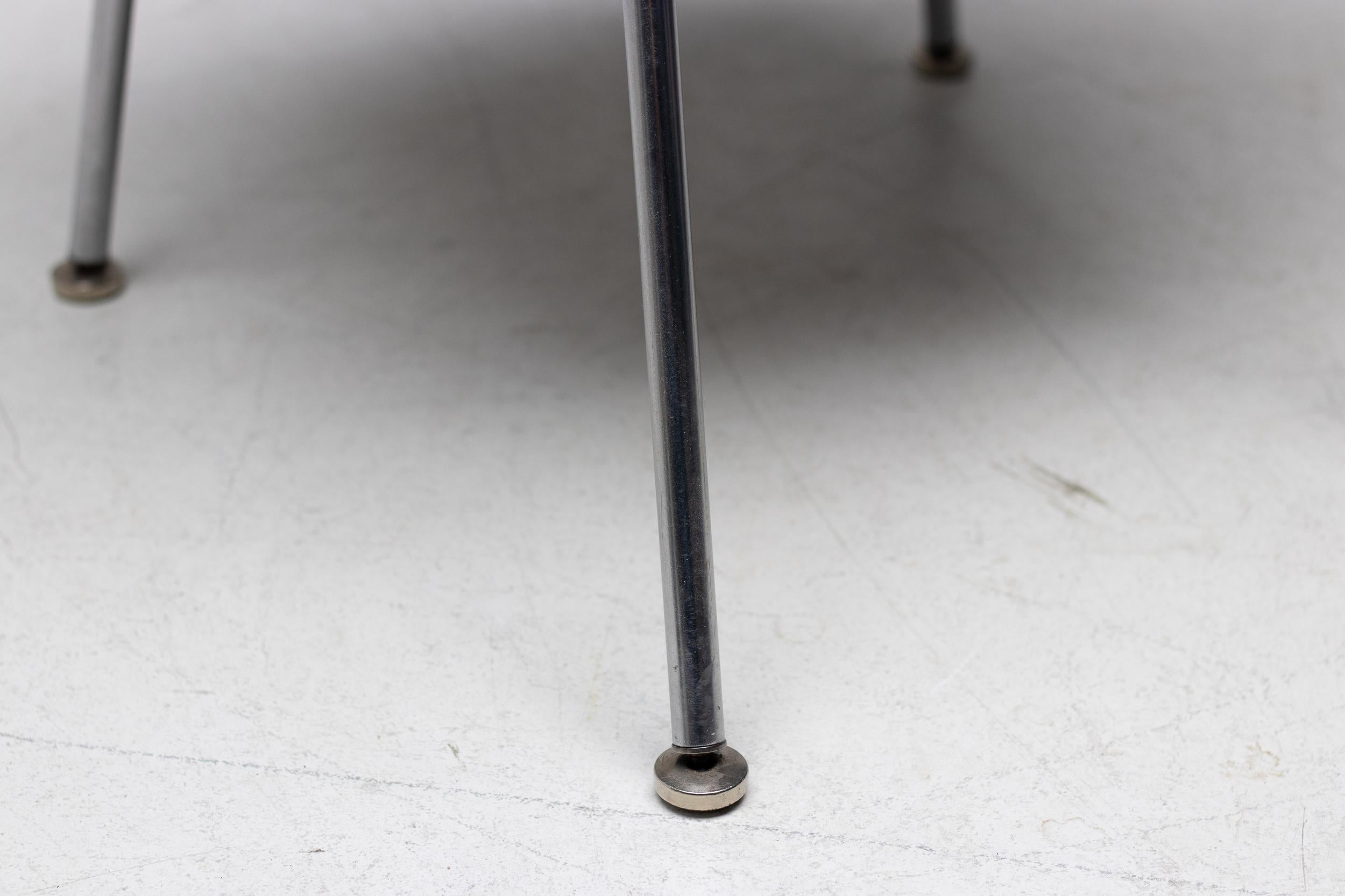 Set di 4 poltrone direzionali Saarinen per Knoll in pelle nera originale in vendita 5