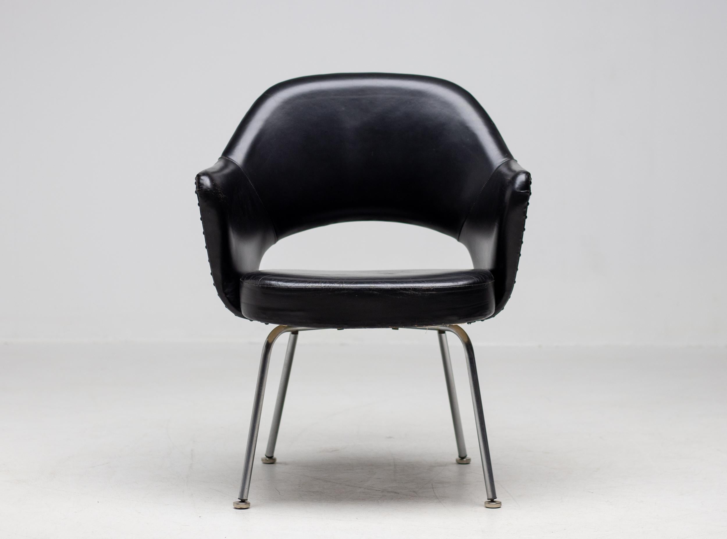 Un raro e ben conservato set di quattro poltrone Executive della Serie 71 di Eero Saarinen, prodotte da Knoll negli anni Sessanta. Questi esemplari conservano la loro tappezzeria originale in pelle nera, che si distingue per i dettagli della testa