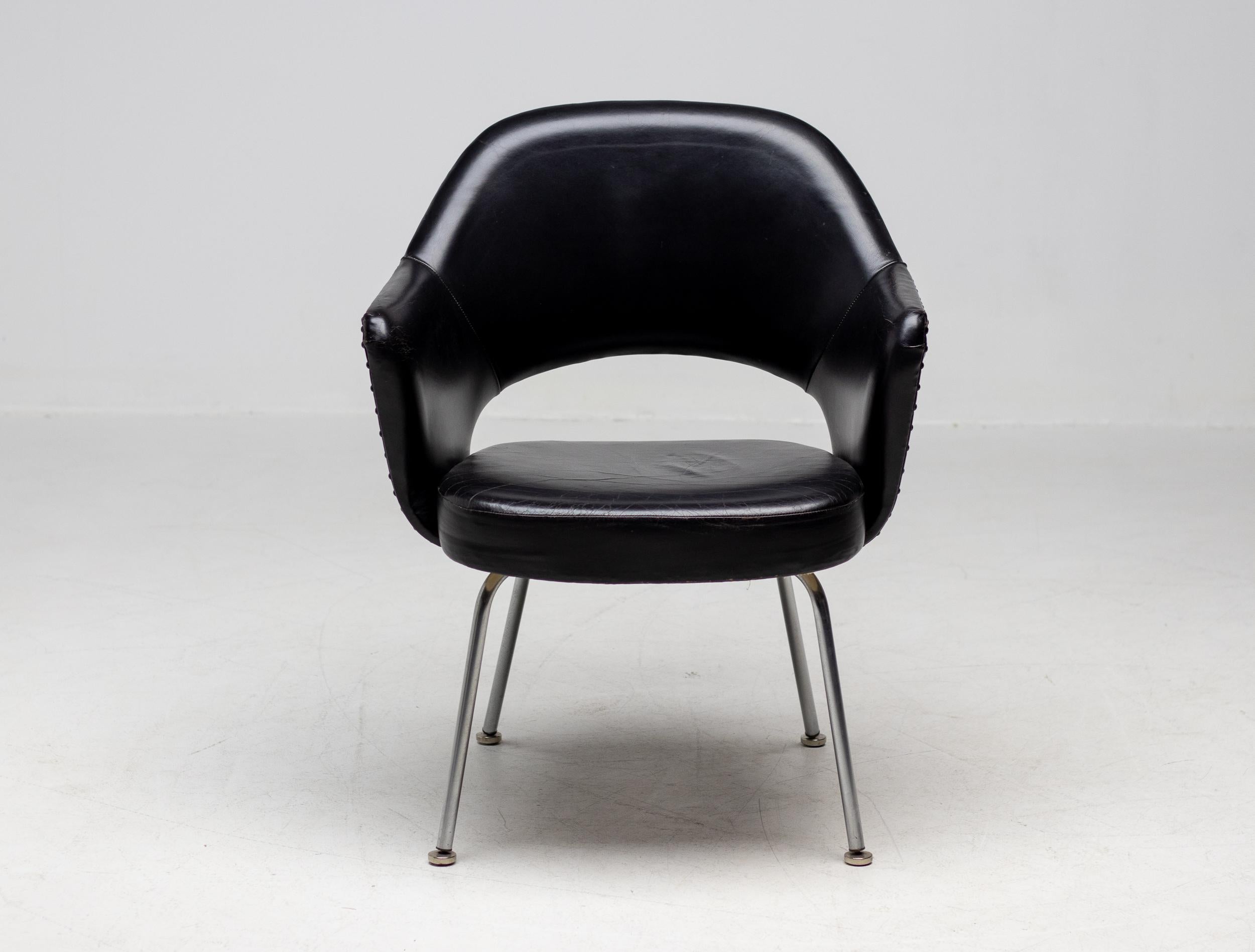 Mid-Century moderno Set di 4 poltrone direzionali Saarinen per Knoll in pelle nera originale in vendita
