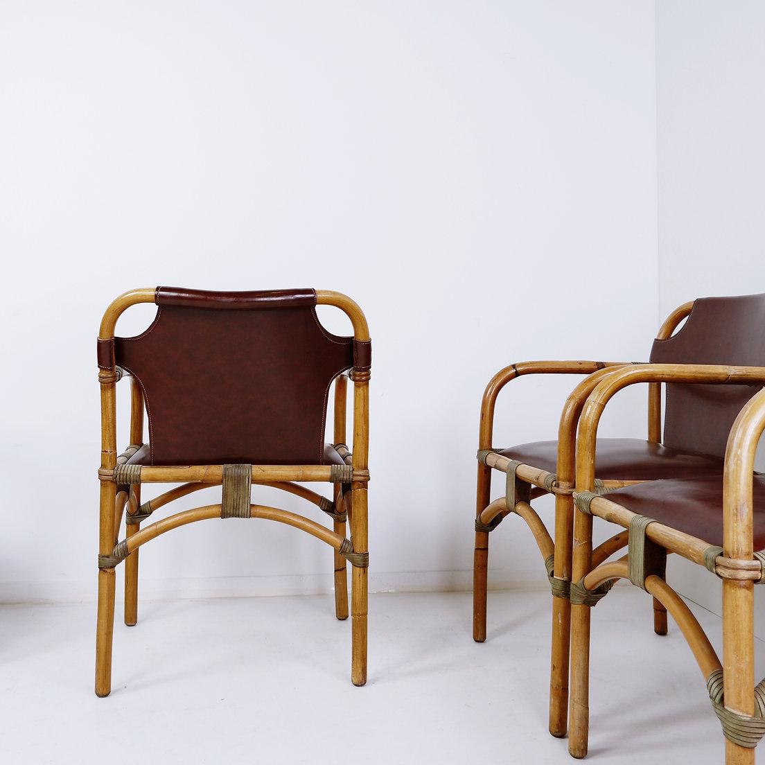 Ensemble de 4 fauteuils Safari
Safari - Mid Century - By Vintage
Dimensions : 55cmx56cm H:80cm SH:45cm
Matériaux : Bambou - Faux cuir - Cuir 
Usure correspondant à l'âge et à l'usage.
