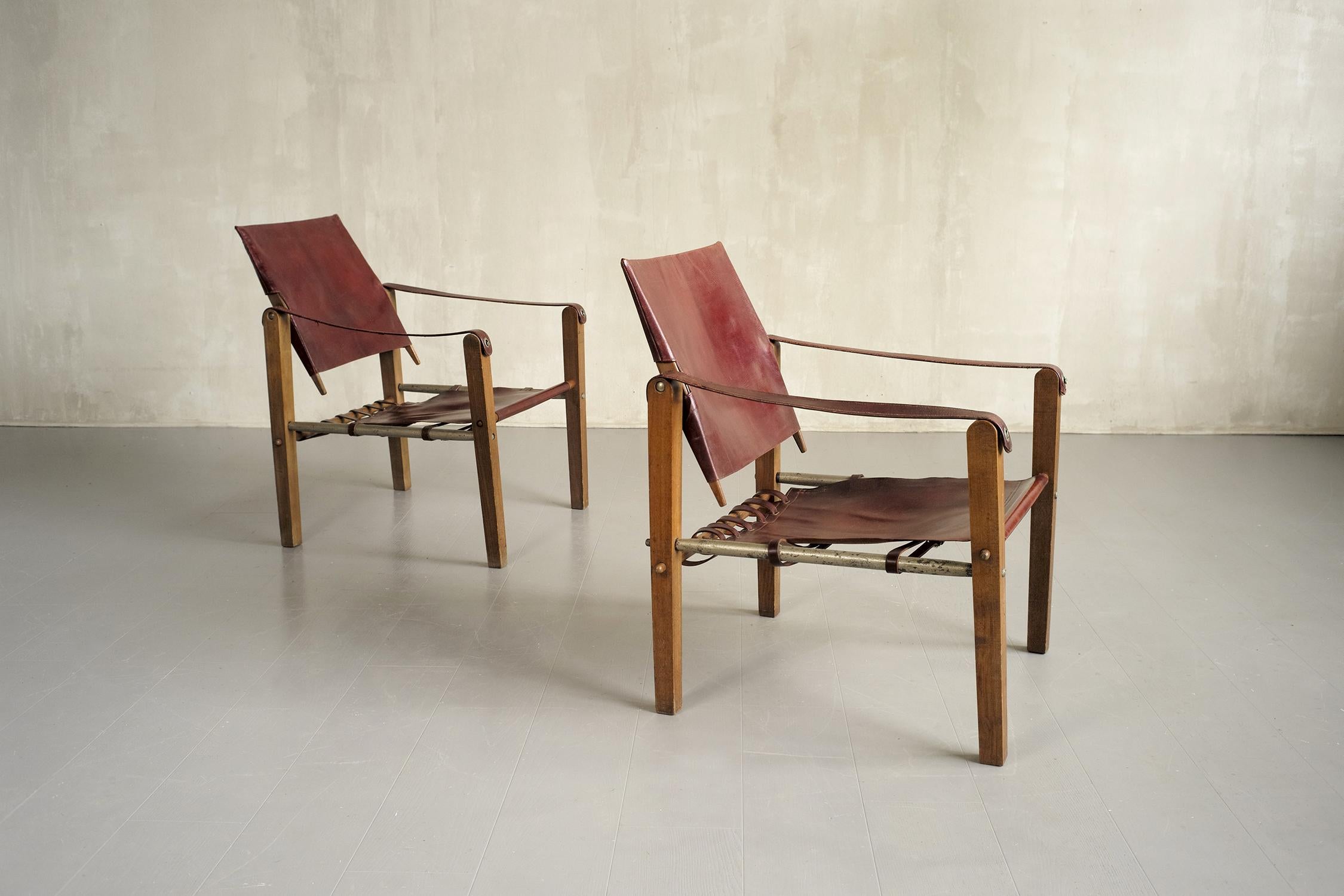 Exceptionnel ensemble de 4 fauteuils 'Démontables' produits par la Sellerie Bouix, Tunis 1920.
Dans cette version 
