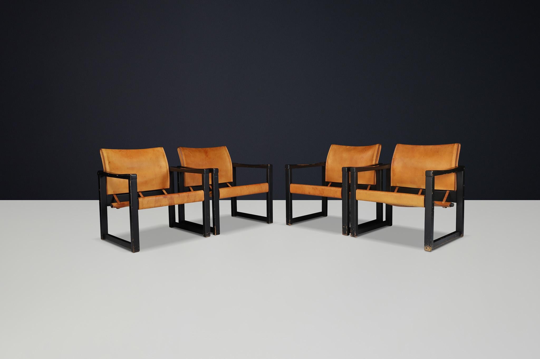 Conçu par Karin Mobring pour Ikea dans les années 1970, ce rare ensemble de quatre chaises longues de style safari illustre l'équilibre élégant entre la fonctionnalité scandinave et l'esthétique moderniste. Mobring, l'un des designers les plus