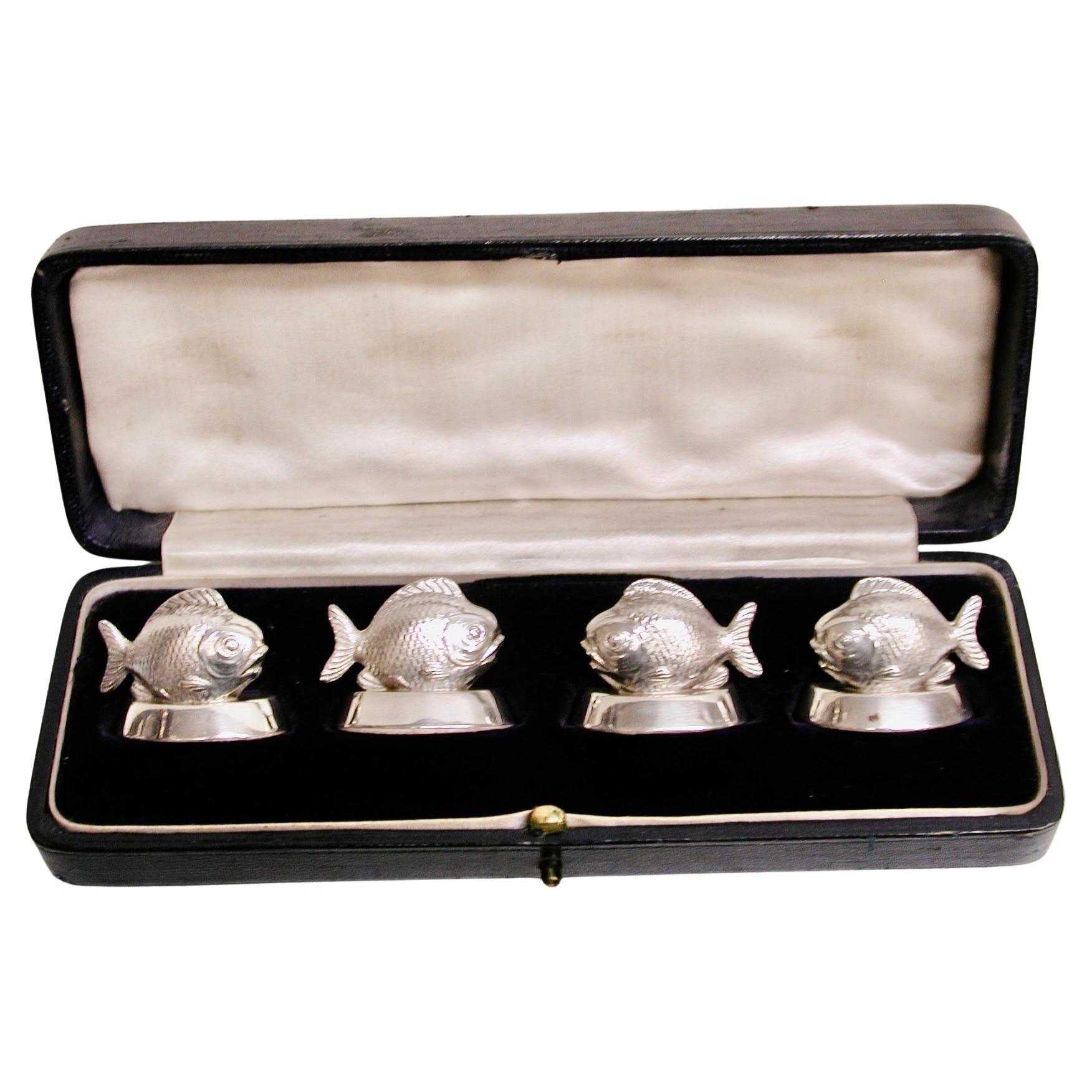 Lote de 4 tarjeteros Samson Mordan Pez de Plata Fechados en 1911 Chester
En su estuche original de terciopelo y cuero forrado de satén.
Samson Mordan and Co  especializada en la fabricación de porta-tarjetas de plata, muchos de
que eran novedosos.