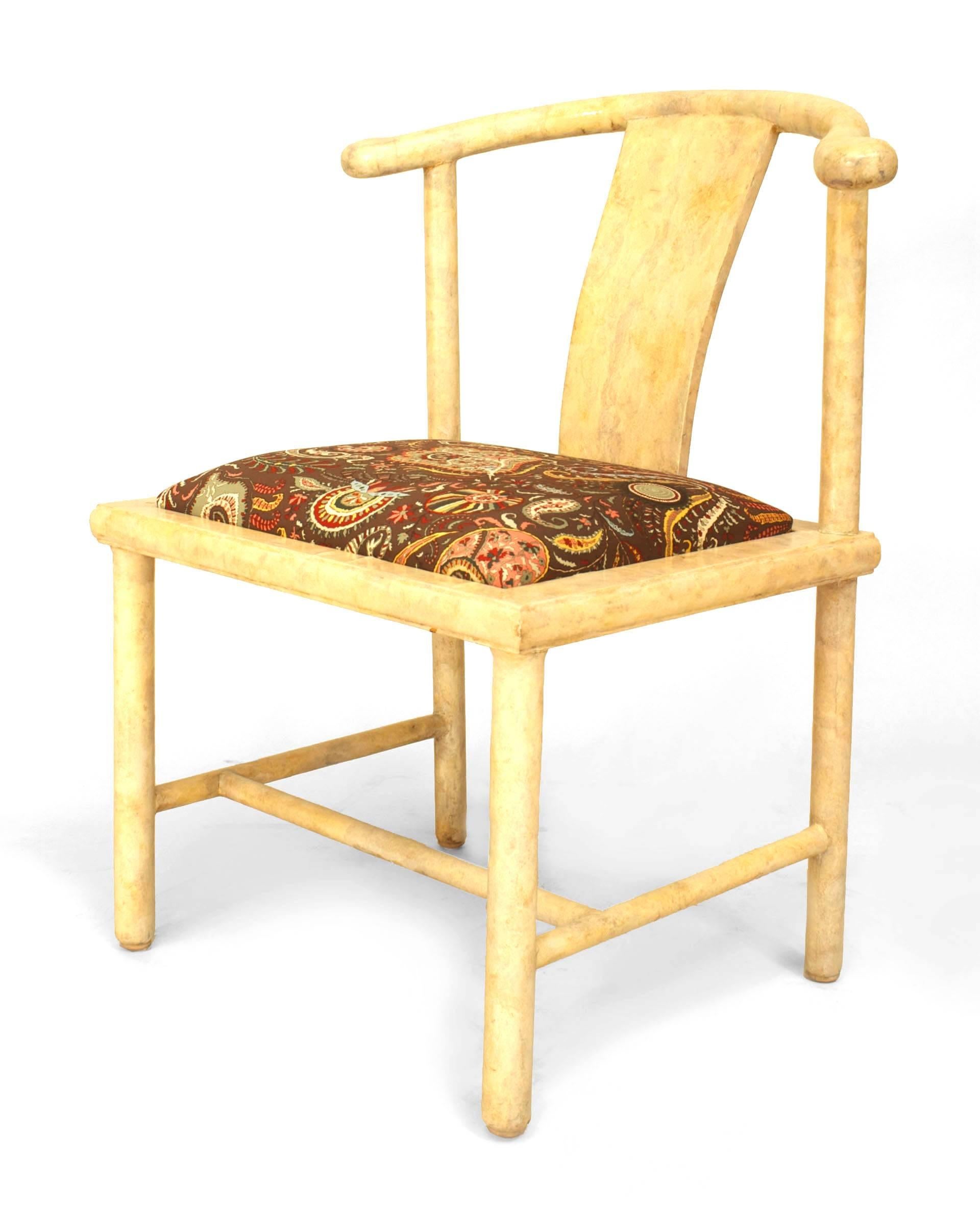Ensemble de 4 chaises latérales américaines en parchemin blanc, de style moderne du milieu du siècle dernier, avec un design 