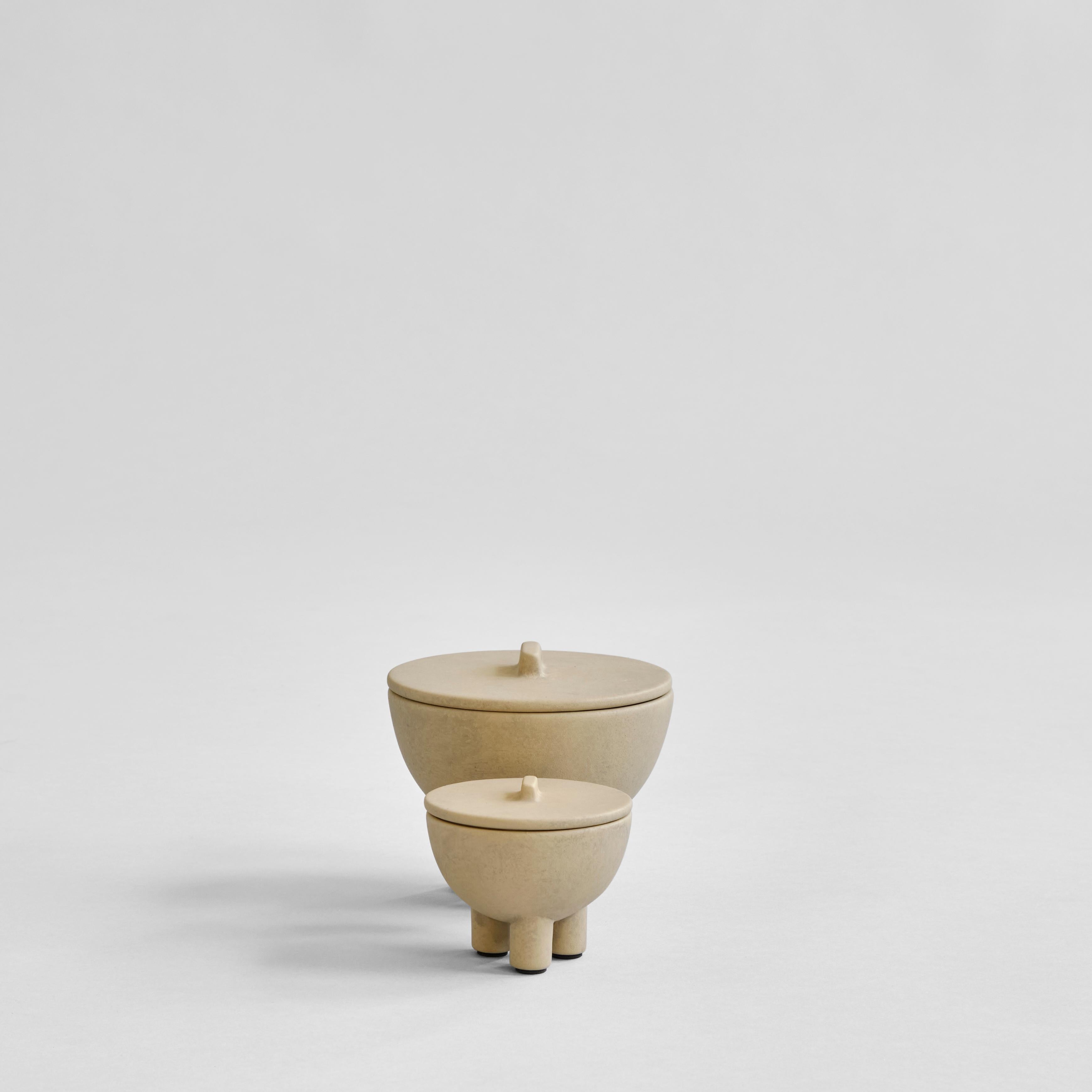 A set of 4 sand duck Jar Medio by 101 Copenhagen
Designed by Kristian Sofus Hansen & Tommy Hyldahl
Dimensions: L12 / W12 / H9,5 CM
Materials: Ceramic

Reminiscent of little, individual three-legged characters or friendly creatures, the Duck