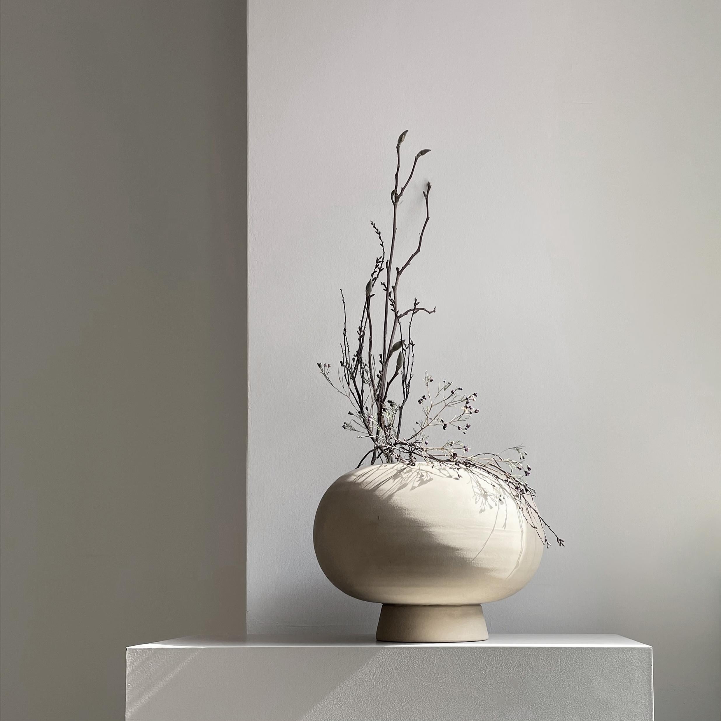 2er-Set Sand Kabin Vase Fat von 101 Copenhagen
Entworfen von Kristian Sofus Hansen & Tommy Hyldahl
Abmessungen: L35 / B35 / H25 CM
MATERIALIEN: Keramik

Kabin ist eine Kollektion von handgefertigten Keramikvasen, die von der japanischen