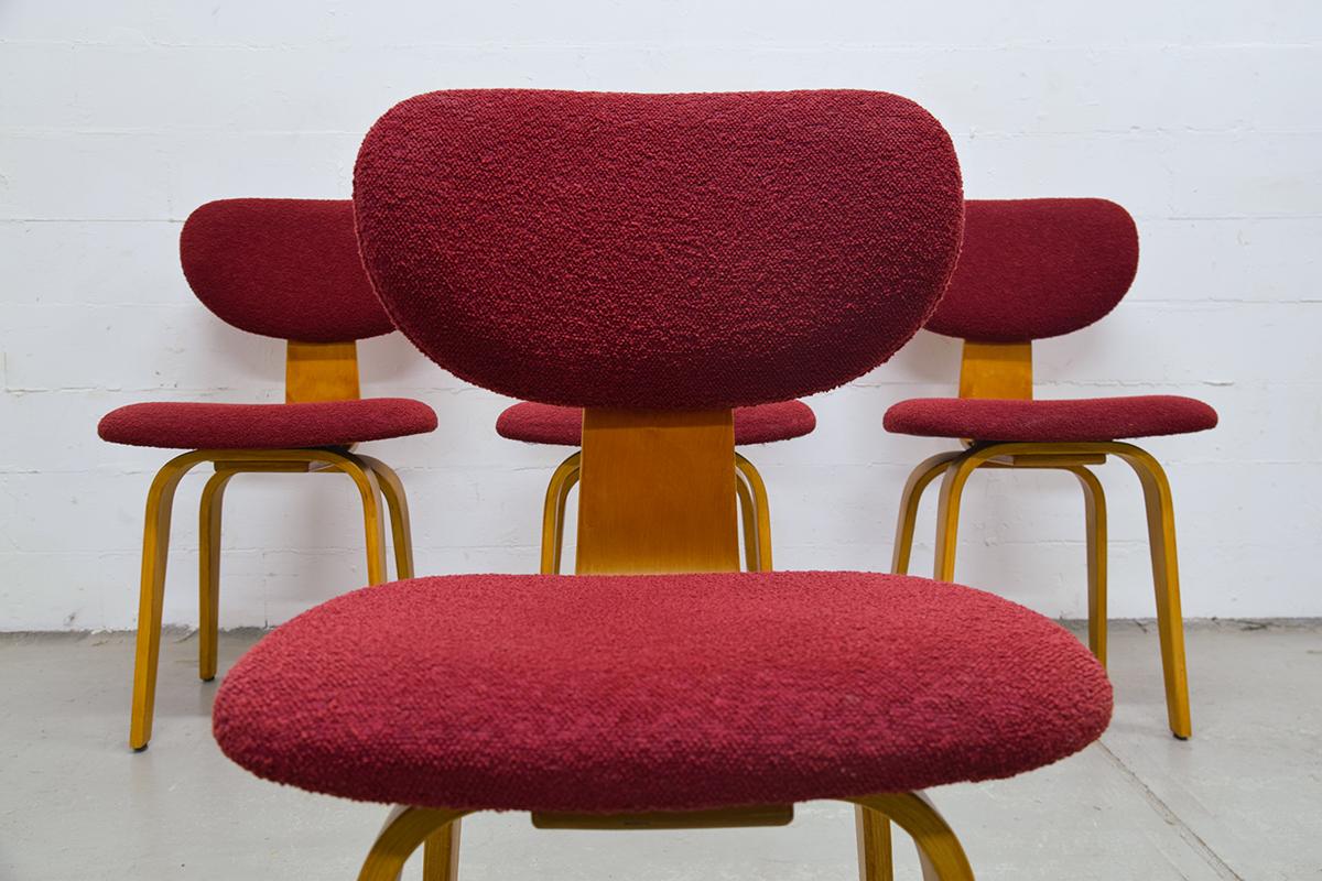 Set of 4 SB02 Combex series dining room chairs designed by the Dutch Modernist Cees Braakman for Pastoe in the 1950s. Reupholstered by the last owner. Birch and plywood.
The chairs are in a very condition with minor wear consistent with age and use.