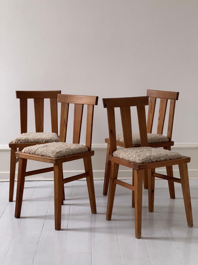 Set of 4 Scandinavian 1970's Pine Chairs in the Style Aksel Einar Hjorth In Good Condition In København K, 84