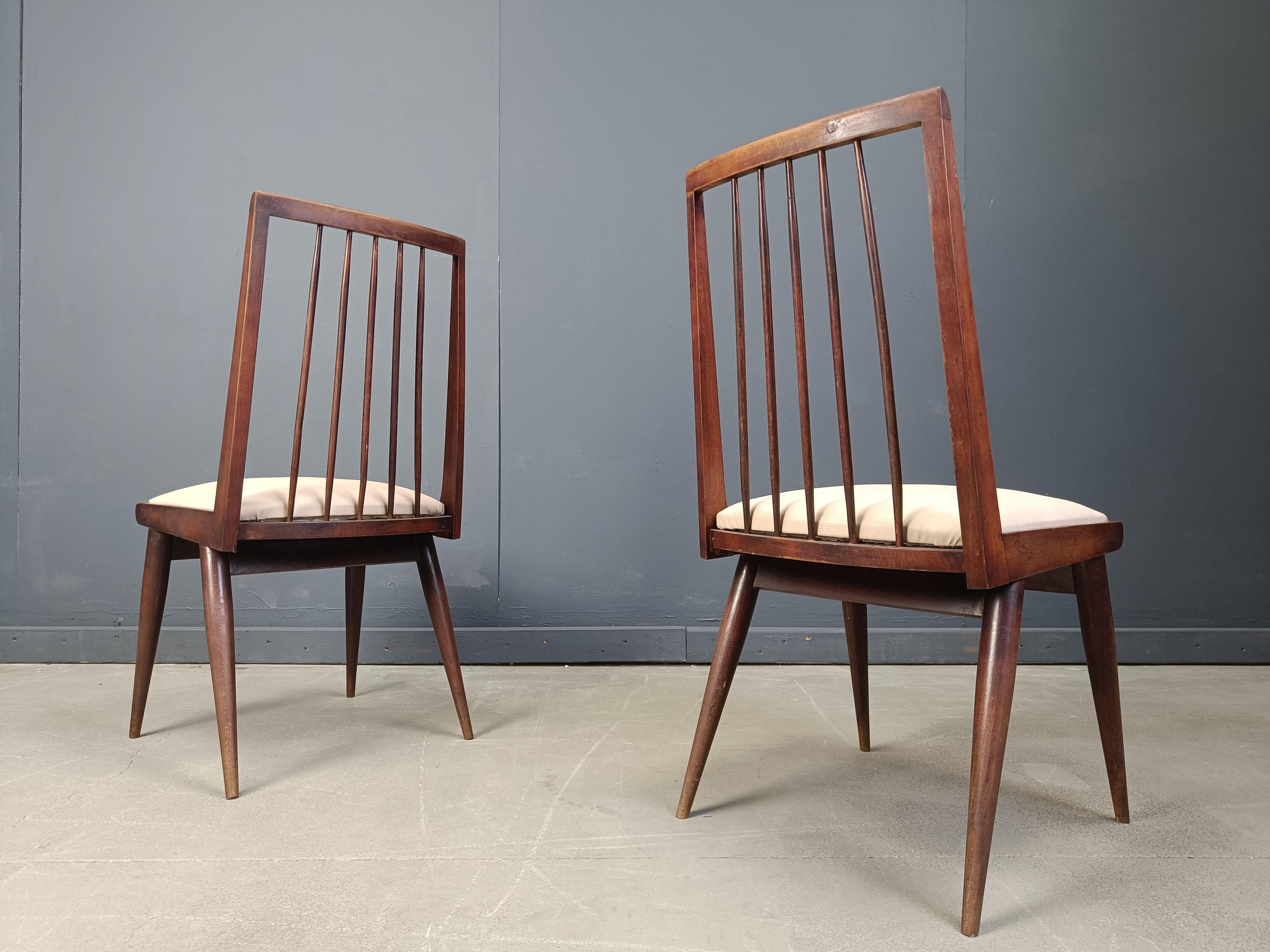 Eleganti sedie a fuso in legno della metà del secolo scorso.

Un design bellissimo con una struttura ben sagomata e sedili in similpelle beige appena rivestiti.

anni '60 - Danimarca

Buone condizioni.

Dimensioni: 
Altezza: 95 cm
Larghezza x