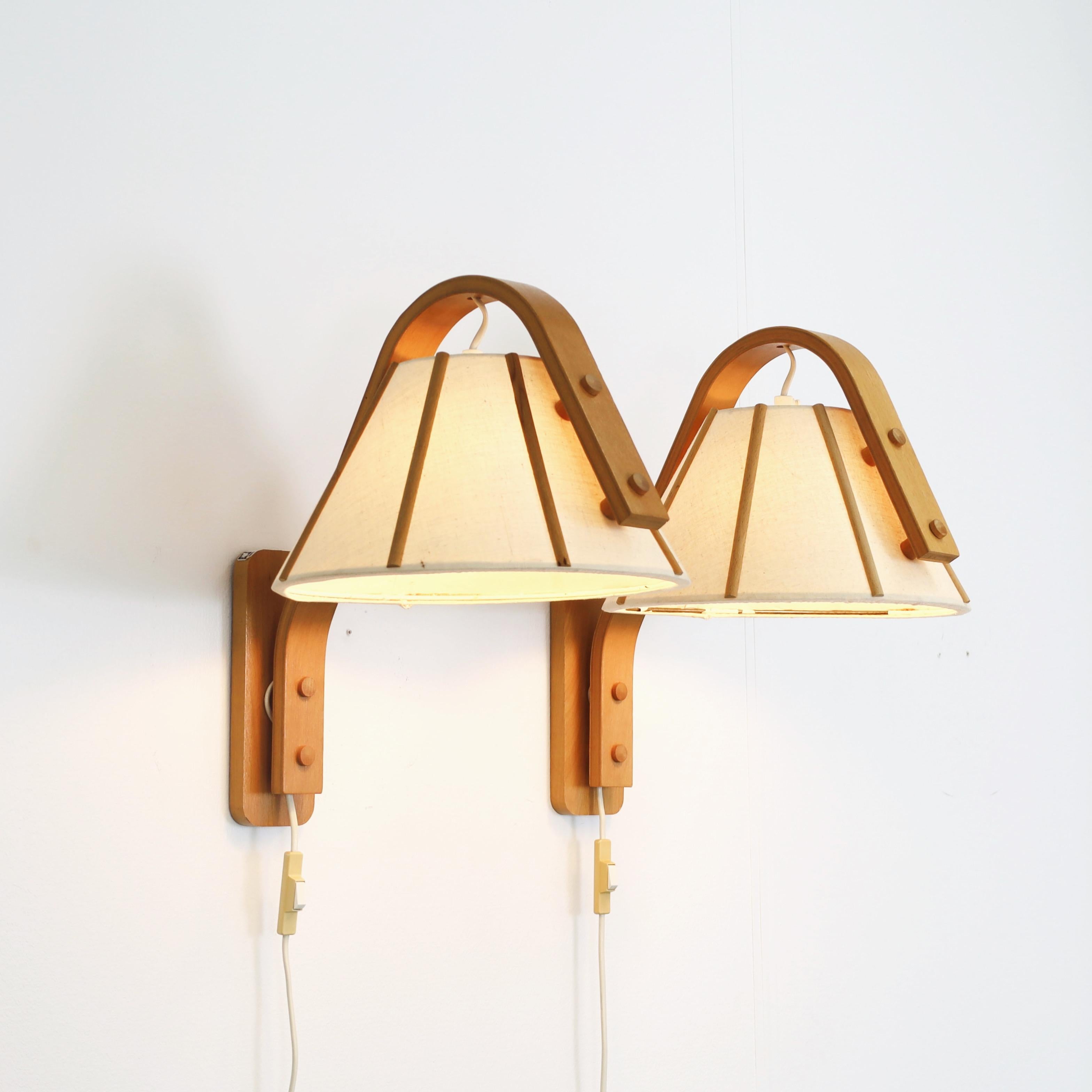 Set of 4 Scandinavian Modern sconces in bend Beech wood designed by Jan Wickelgren in the 1970s for Aneta Sweden.  A Nordic quartet for a beautiful home.

* A set of four (4) bend beech veneer wall lamps with light cream-coloured shades in canvas
*