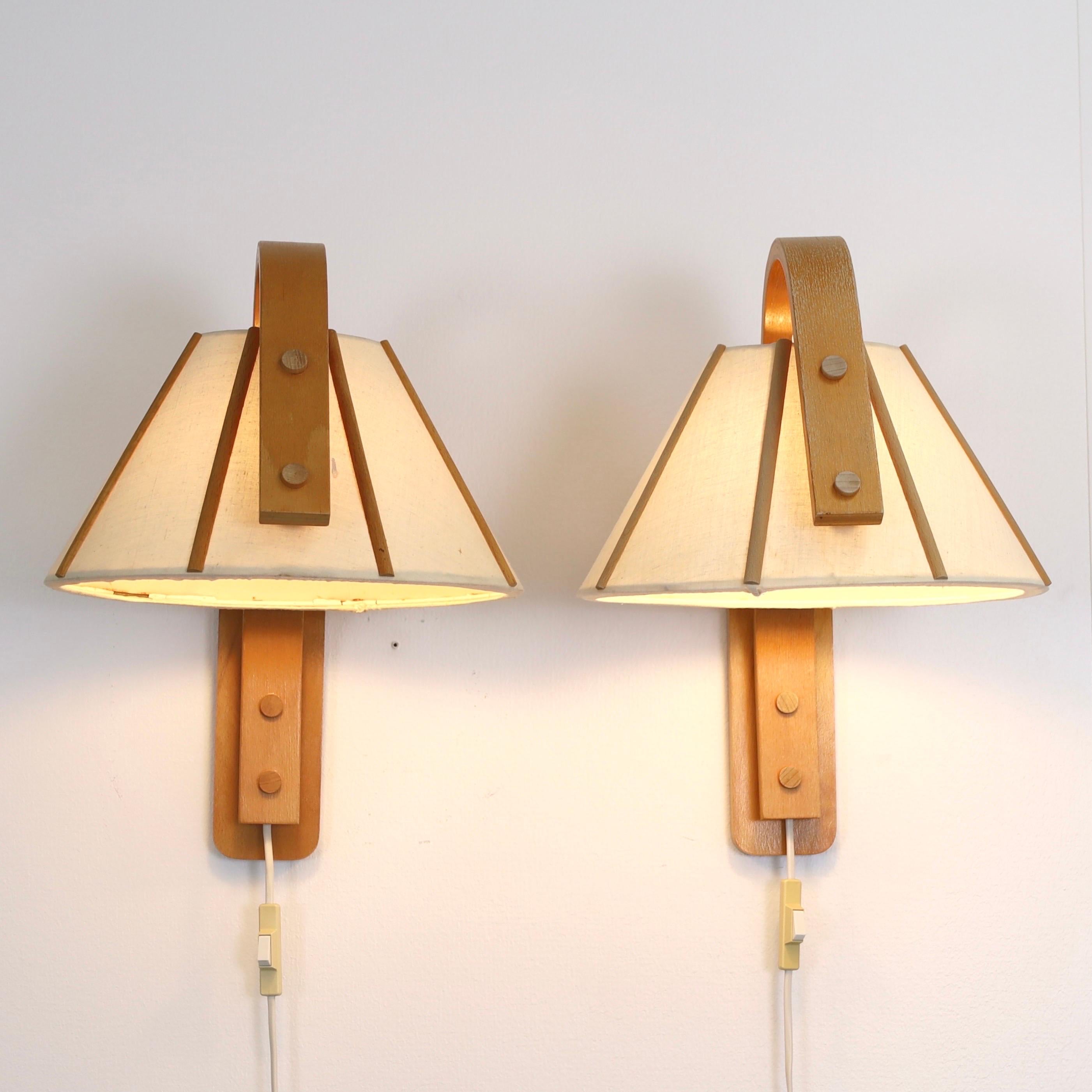 Set of 4 Scandinavian Modern Beech wood wall lamps by Jan Wickelgren, 1970s In Good Condition For Sale In Værløse, DK