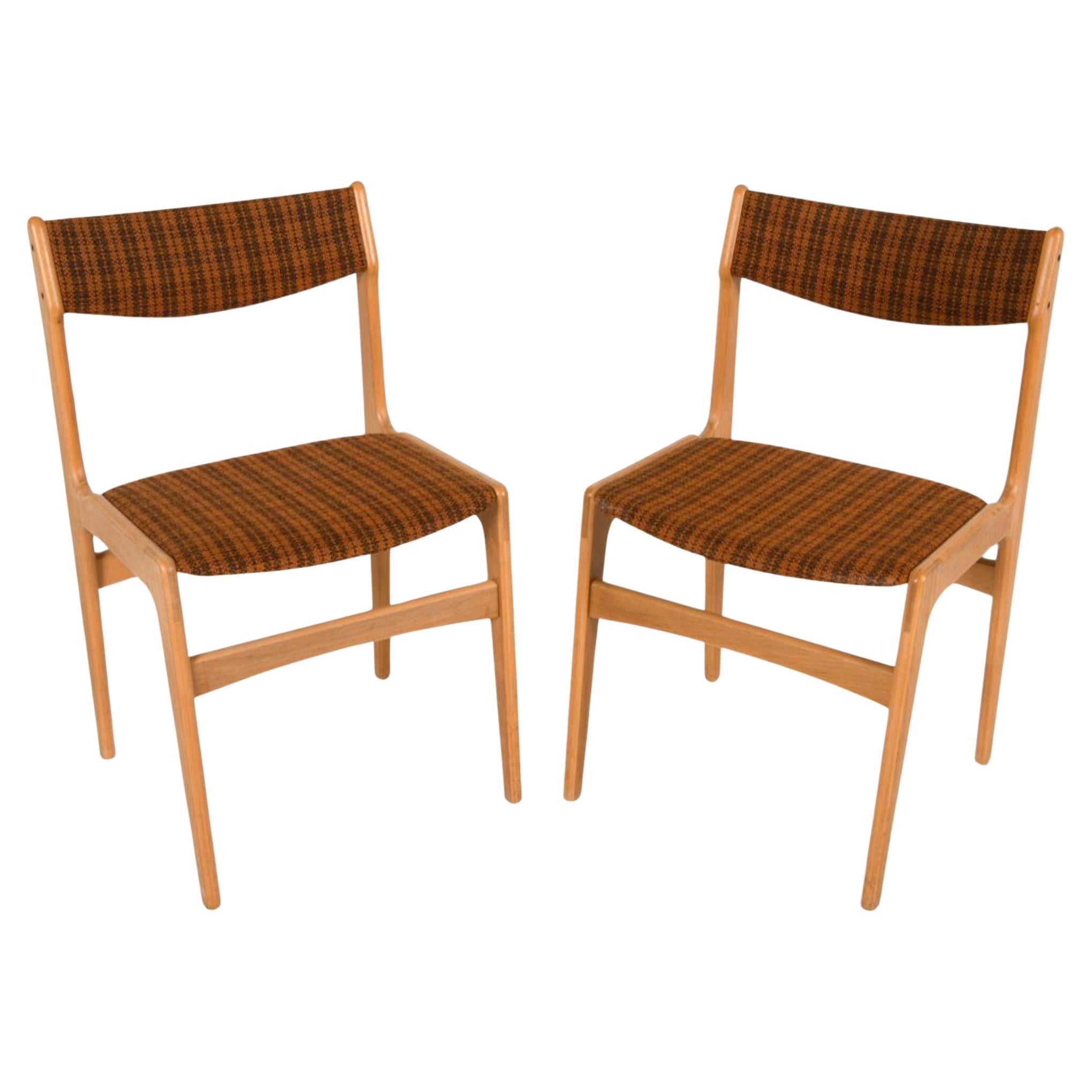 Juego de 4 sillas de comedor modernas escandinavas de roble de Erik Buch Fabricadas en Dinamarca. Las sillas tienen tapicería original de lana, se pueden utilizar tal cual o se pueden volver a tapizar. Los marcos son sólidos y de gran diseño, obra