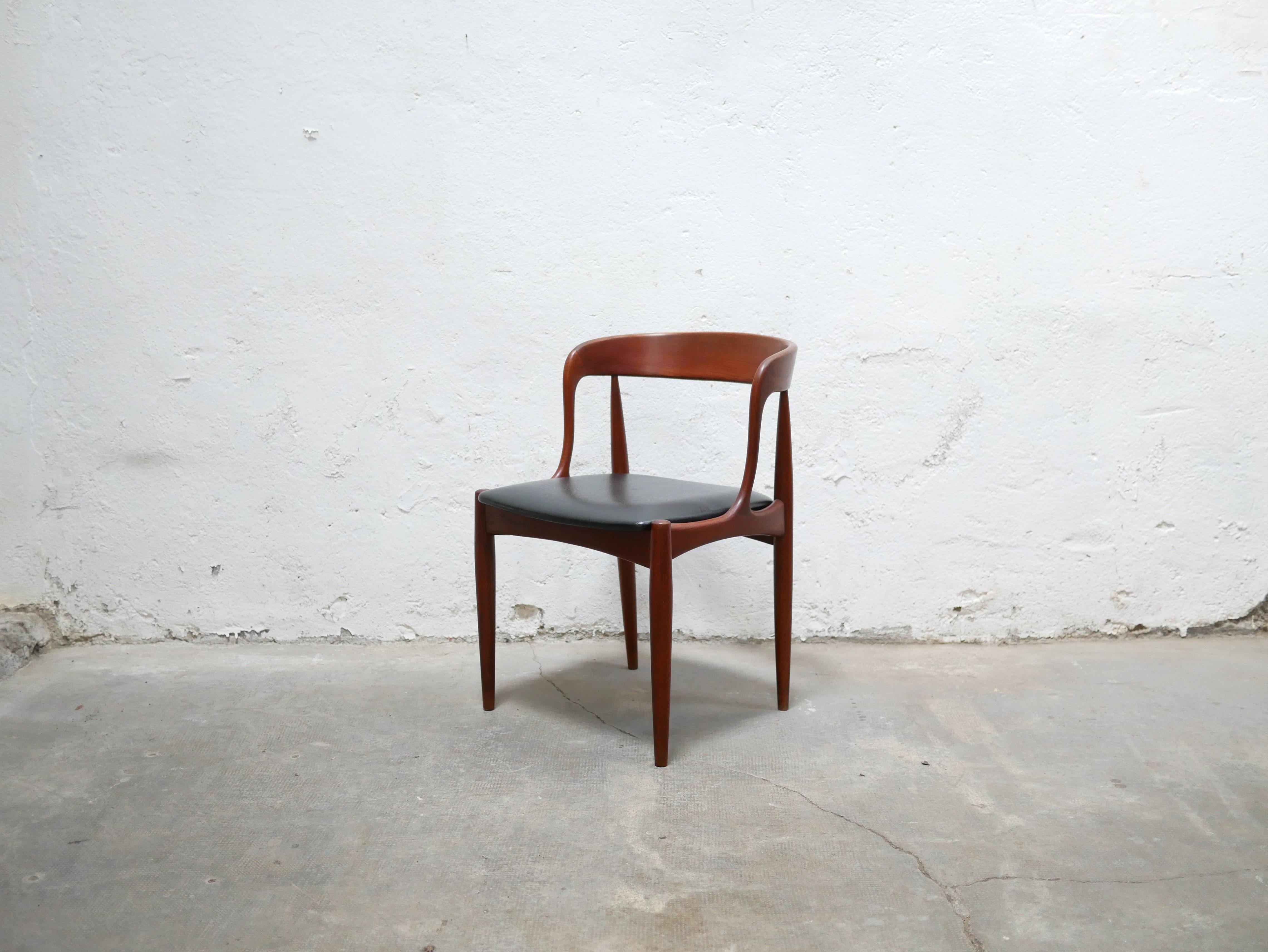 Série de 4 chaises conçues par le designer danois Johannes Andersen pour Uldum Møbelfabrik dans les années 1960. Les chaises ont été distribuées par Samcom, à Paris.

Leurs lignes scandinaves et leur belle qualité de fabrication leur confèrent