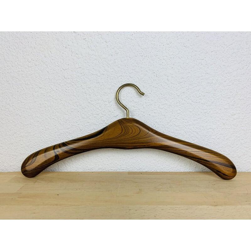 Bellissimo set di quattro appendini scandinavi in legno degli anni '60. Sono in ottime condizioni e di grande qualità. 