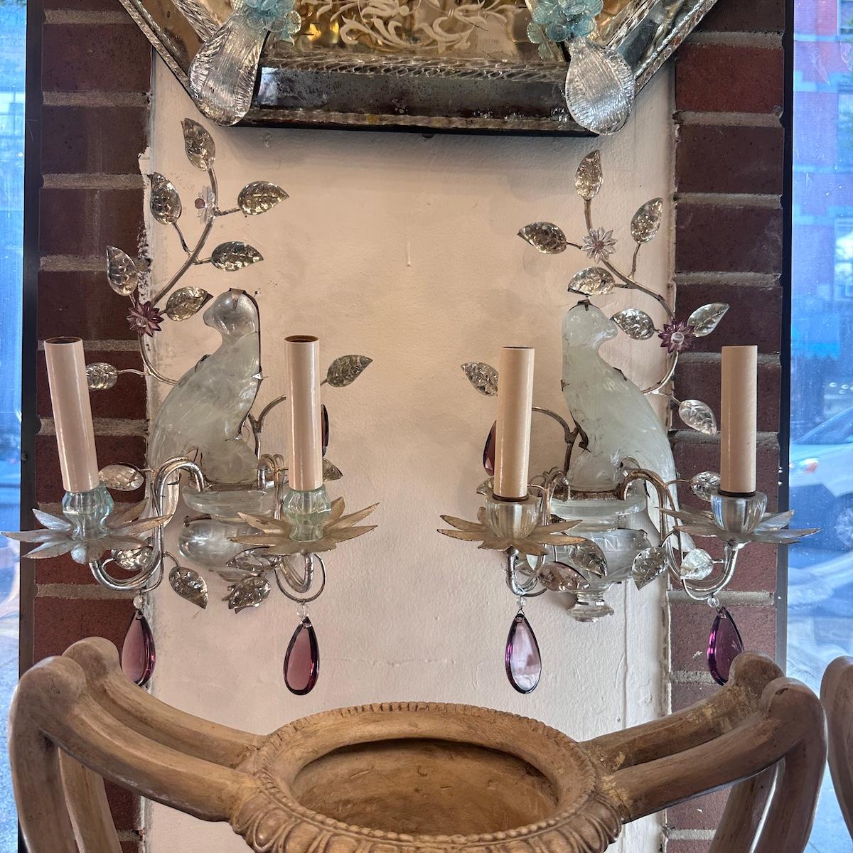 Milieu du XXe siècle Ensemble de 4 appliques à motif d'oiseaux et cristaux d'améthyste Vendu par paire en vente