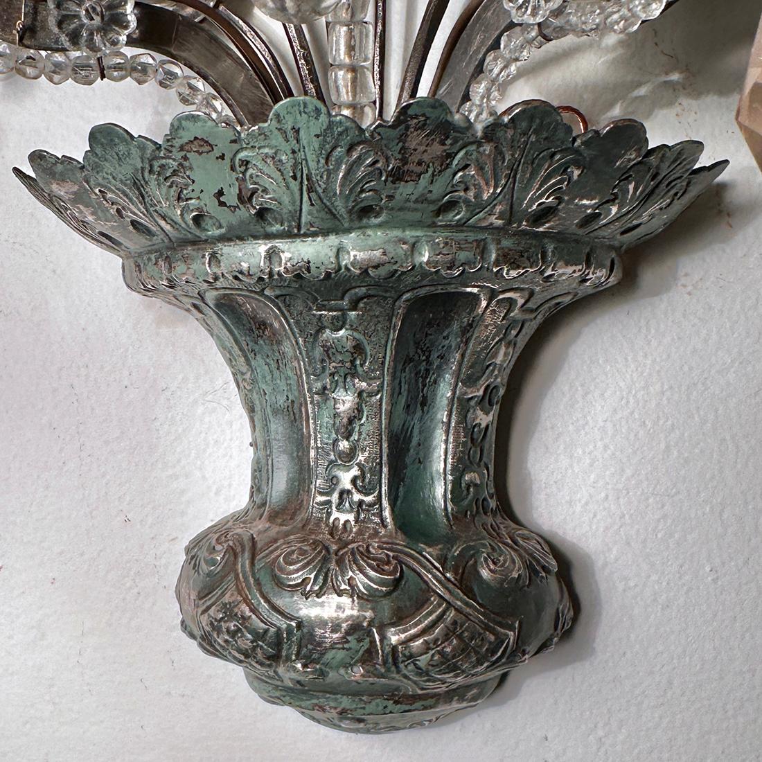 Juego de 4 apliques de la década de 1920 con cuerpo repoussé y patinado y flores y hojas de cristal. Se venden por pares.

Medidas:
Altura: 19
Anchura: 12
Profundidad: 4