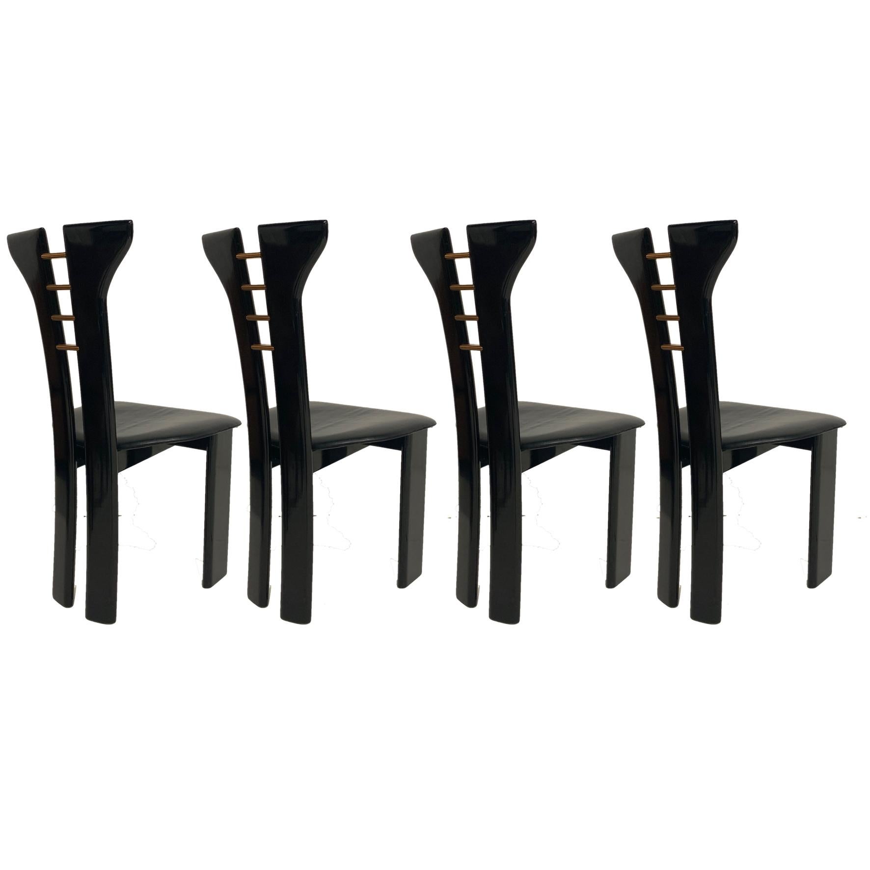 Satz von 4 skulpturalen 1970er Pierre Cardin Stühlen in schwarzem Lack mit Ledersitzen (Italienisch)