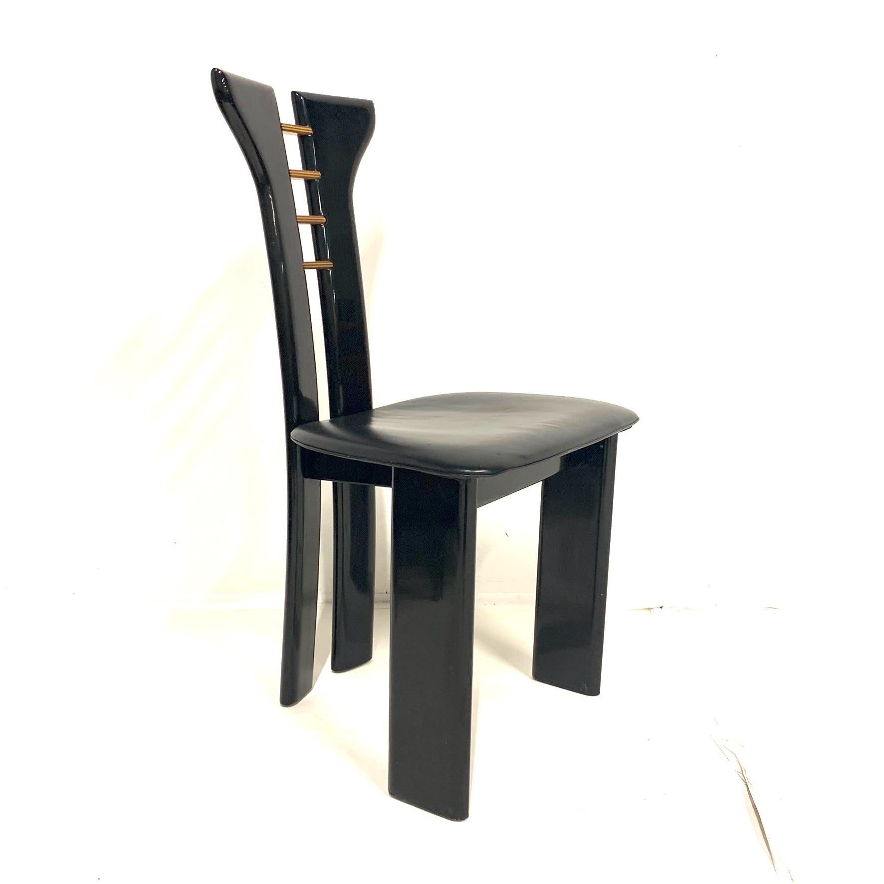 Satz von 4 skulpturalen 1970er Pierre Cardin Stühlen in schwarzem Lack mit Ledersitzen (Lackiert)