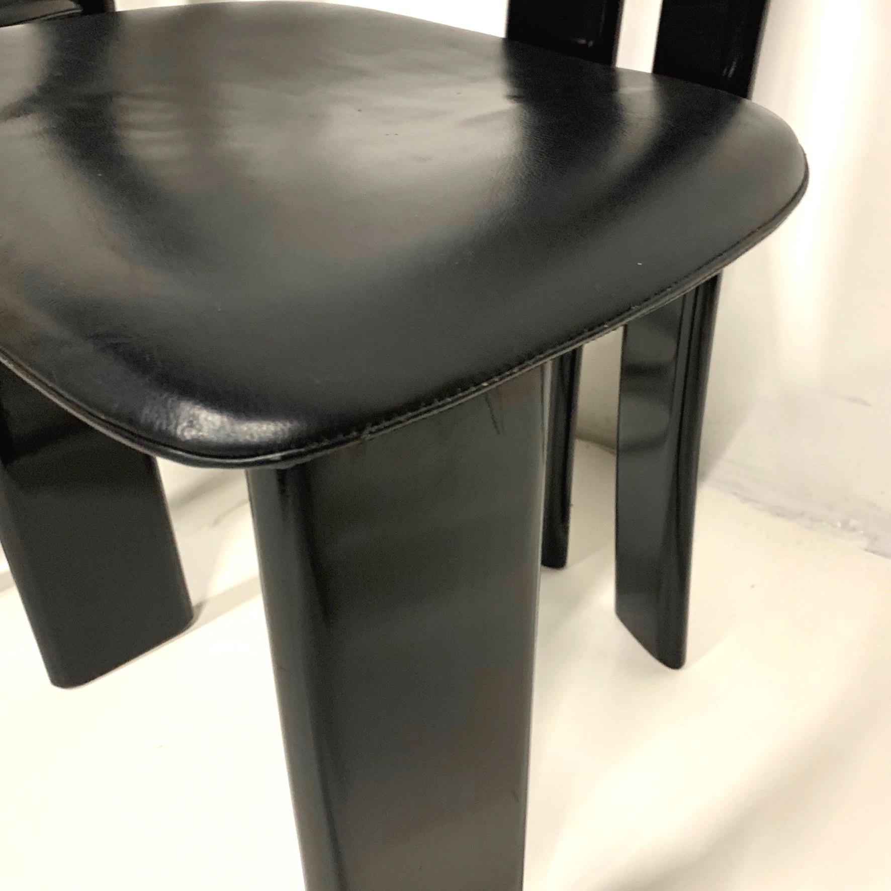 Satz von 4 skulpturalen 1970er Pierre Cardin Stühlen in schwarzem Lack mit Ledersitzen im Zustand „Gut“ in Hudson, NY