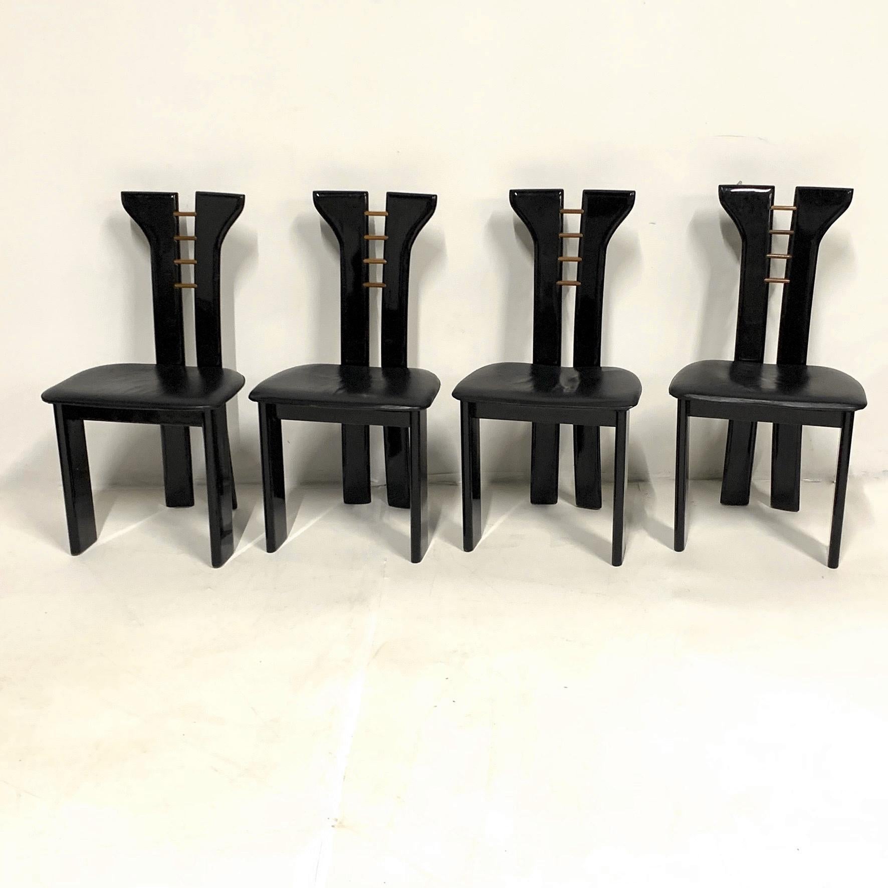 Satz von 4 skulpturalen 1970er Pierre Cardin Stühlen in schwarzem Lack mit Ledersitzen (Ende des 20. Jahrhunderts)
