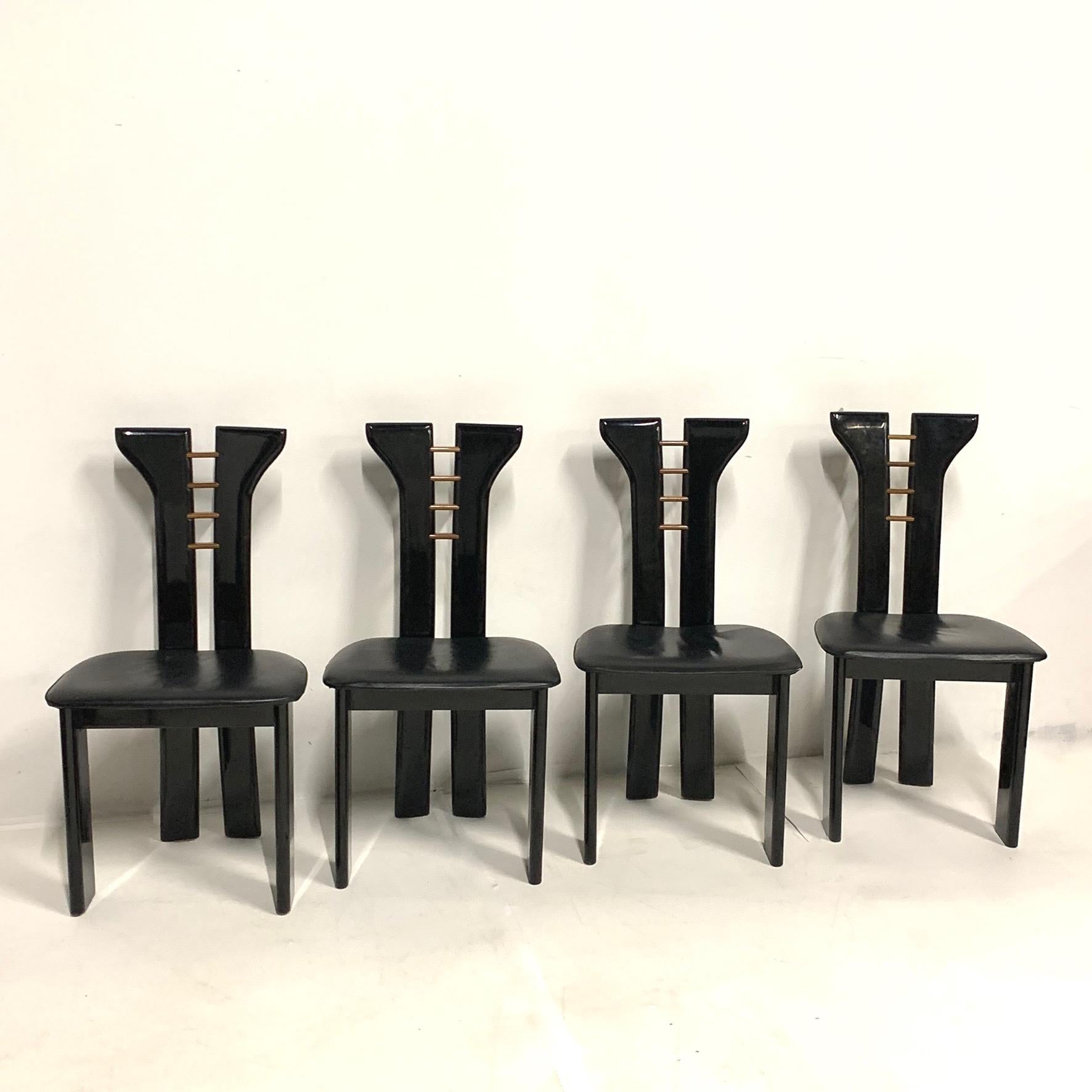 Satz von 4 skulpturalen 1970er Pierre Cardin Stühlen in schwarzem Lack mit Ledersitzen 1