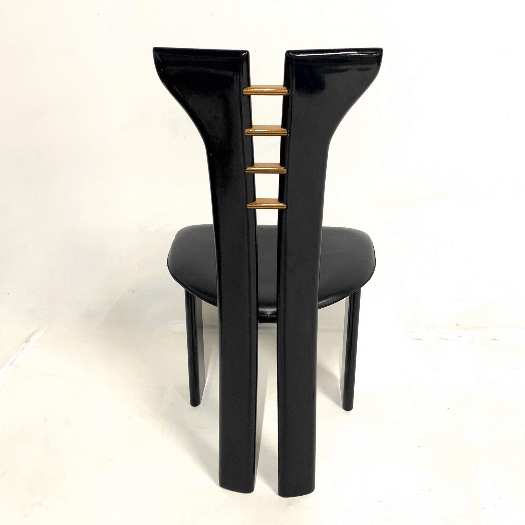 Satz von 4 skulpturalen 1970er Pierre Cardin Stühlen in schwarzem Lack mit Ledersitzen 2