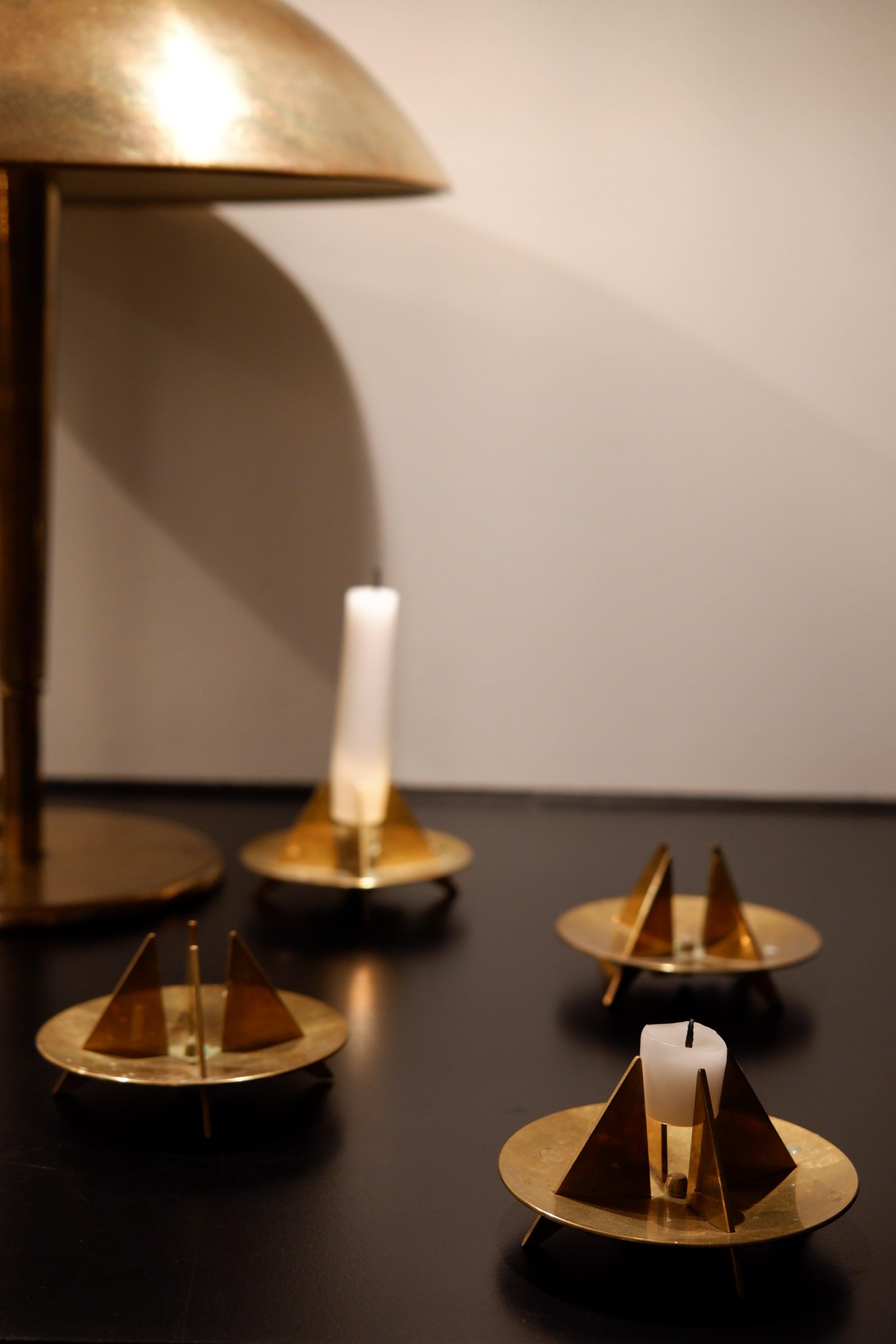 Set of 4 modernist and scultptural candleholders designed by Pierre Forsell. These candleholders are made in full brass. Model number 20 produced by Skultuna. Each item is stamp by the editor. Dimensions : H: 6cm / L: 10 cm.