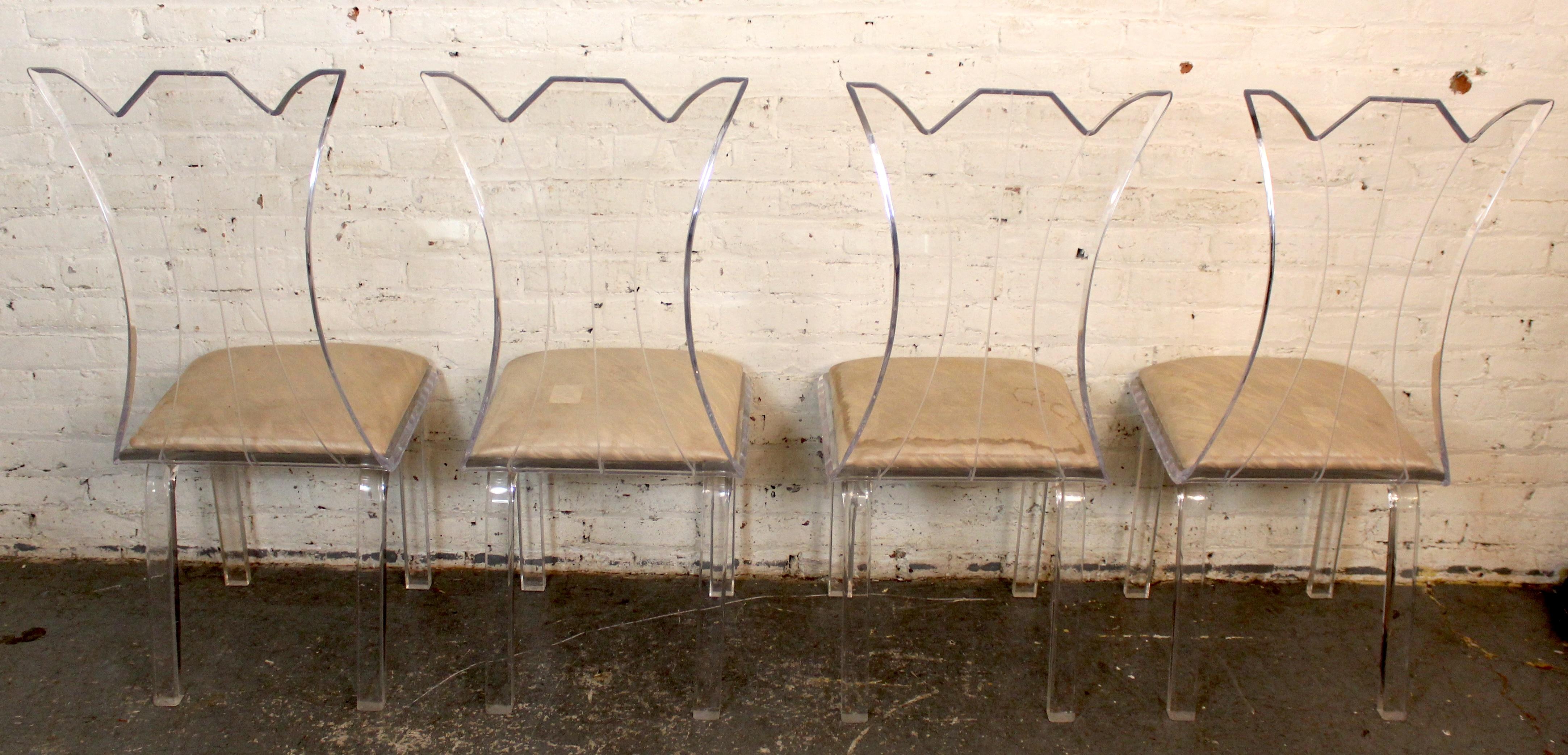 Inconnu Ensemble de 4 chaises de salle à manger sculpturales à haut dossier en Lucite en vente