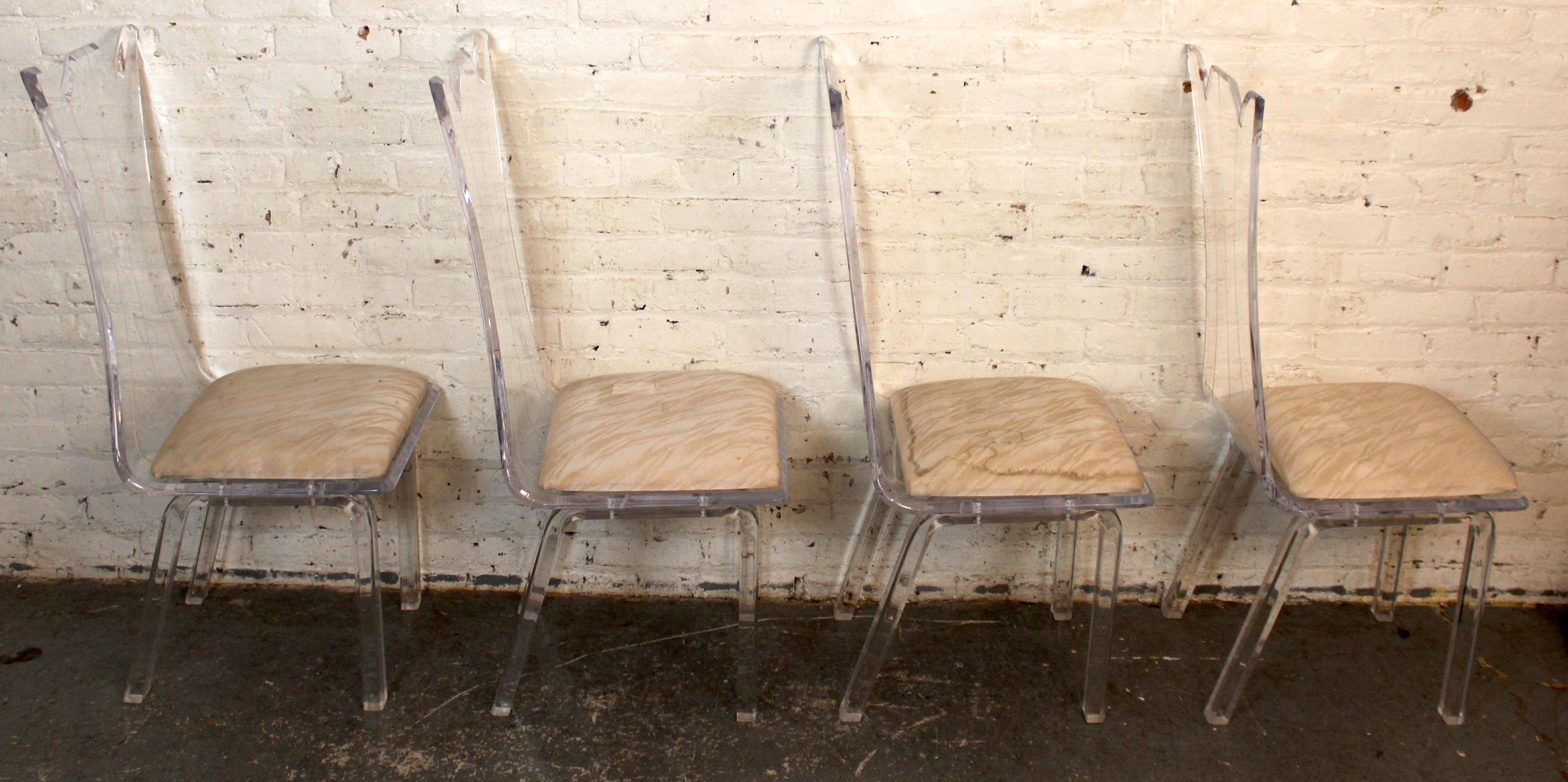 Ensemble de 4 chaises de salle à manger sculpturales à haut dossier en Lucite Bon état - En vente à Brooklyn, NY