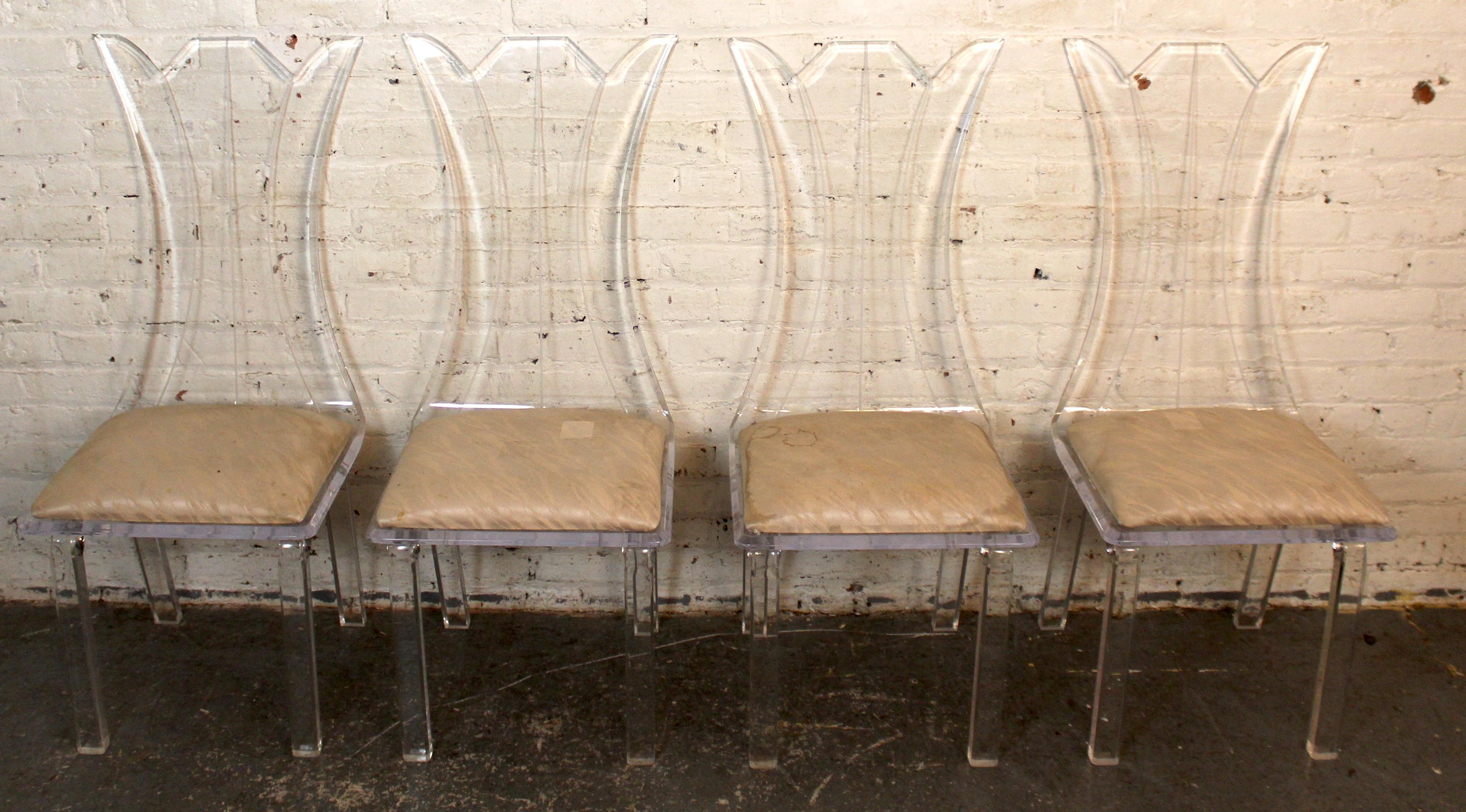 20ième siècle Ensemble de 4 chaises de salle à manger sculpturales à haut dossier en Lucite en vente