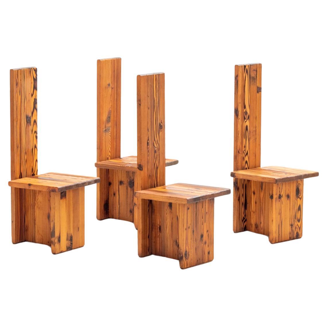 Set of 4 sculptural Italian chairs in pine For Sale
