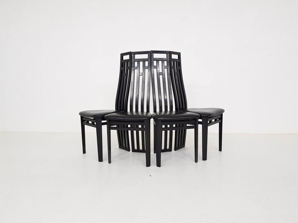 Ces chaises de salle à manger ont été fabriquées dans les années 1980 en Italie par Antonio Sibau. Ils ont un beau dossier haut et sculptural en bois laqué noir. Les sièges sont recouverts de cuir. Ils nous rappellent les œuvres de Frank Lloyd