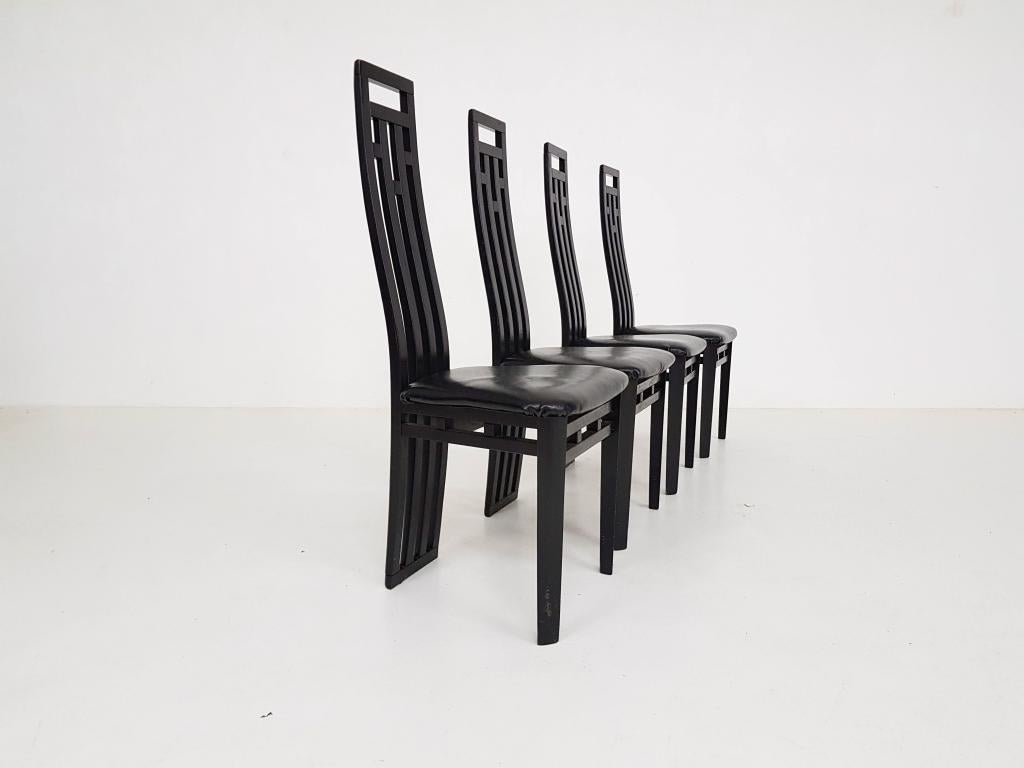 Mid-Century Modern Ensemble de 4 chaises de salle à manger sculpturales en cuir noir de style italien moderne par A. Sibau en vente