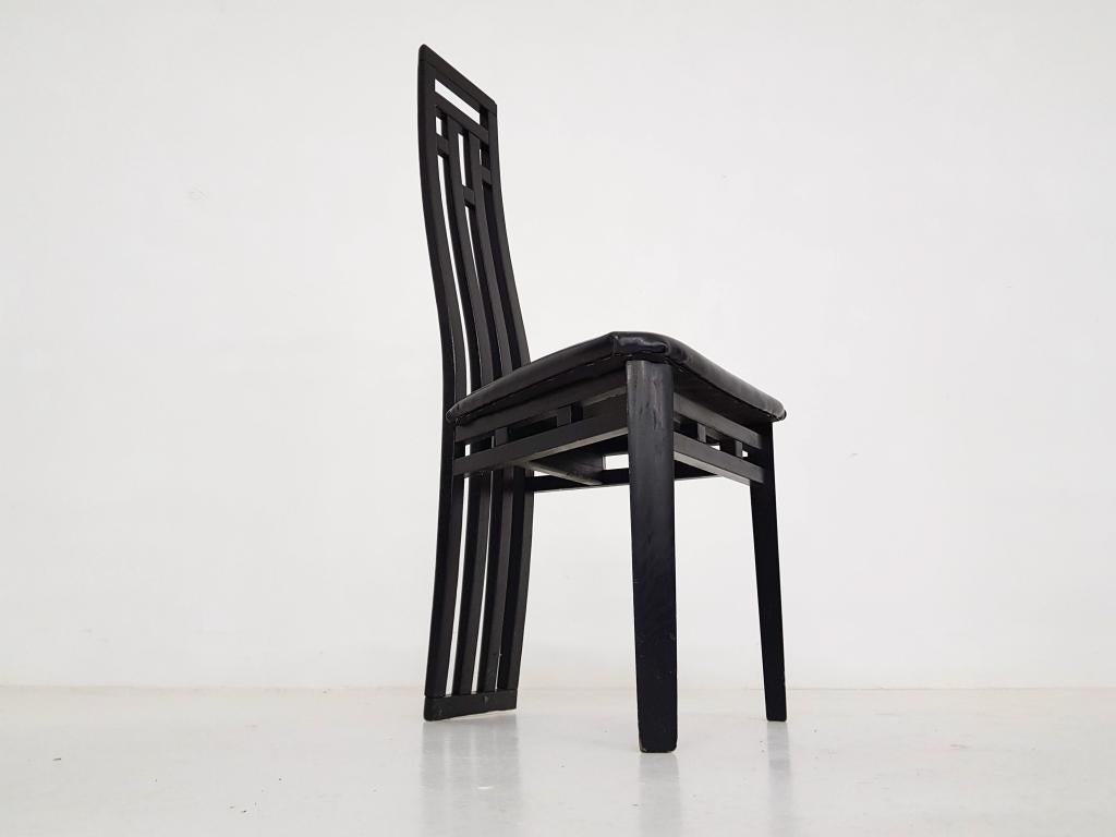 Fin du 20e siècle Ensemble de 4 chaises de salle à manger sculpturales en cuir noir de style italien moderne par A. Sibau en vente