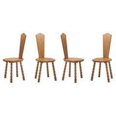 Ensemble de 4 chaises tournantes sculpturales en Oak patiné, Europe vers le début du 20e siècle