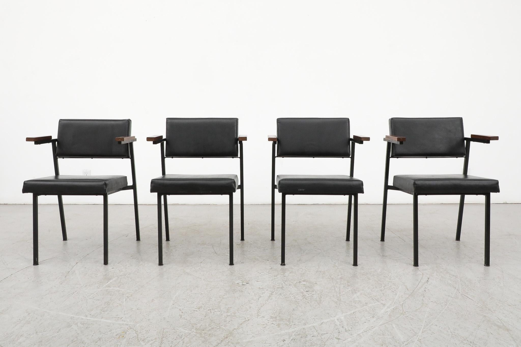 Ensemble de 4 chaises de salle à manger 'SE 69' par Martin Visser pour 't Spectrum 1959. Les chaises ont un cadre émaillé noir, des accoudoirs en wengé et un revêtement en skaï noir. Visser, designer par excellence du mouvement néerlandais