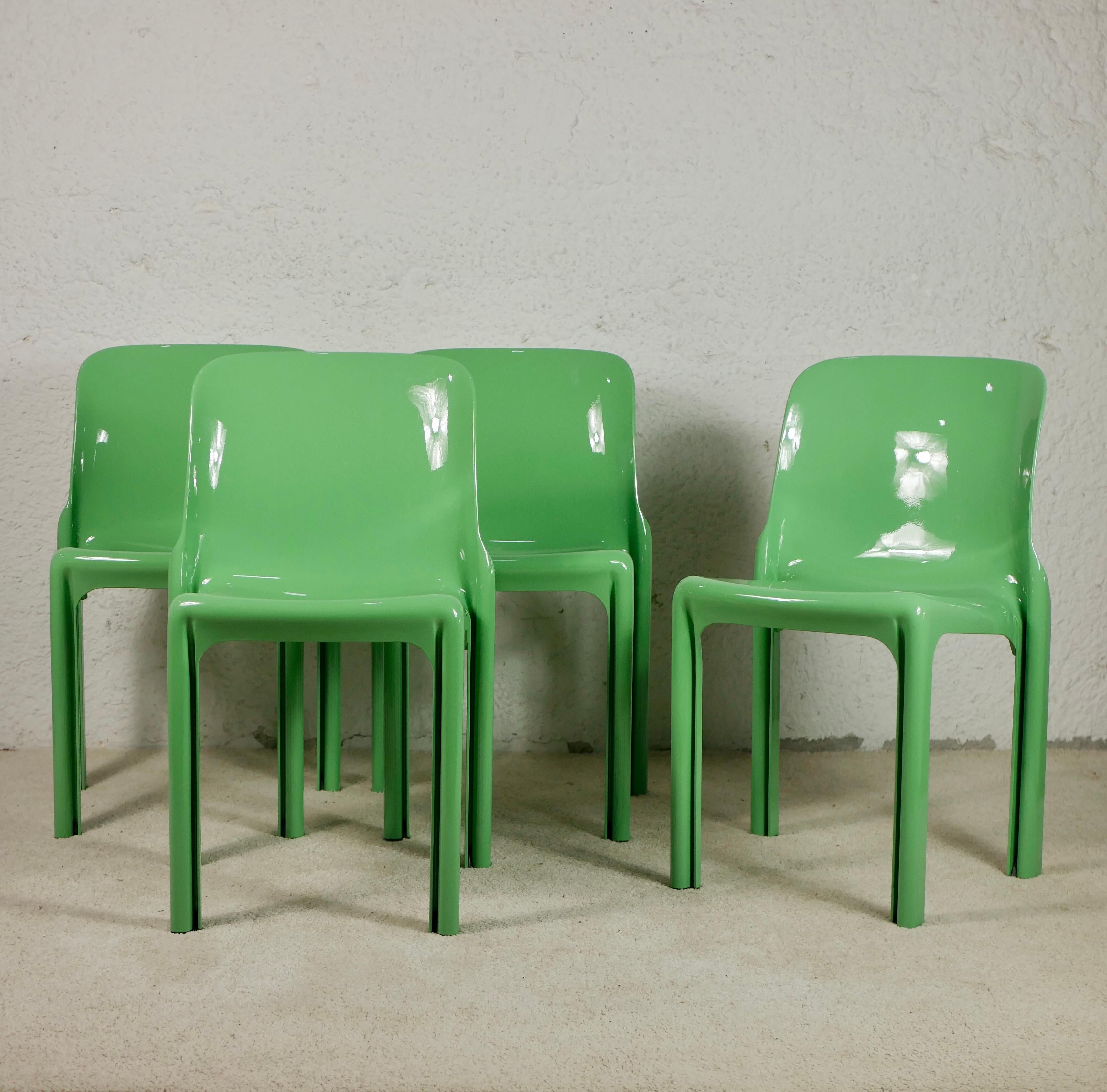 Set of 4 pistachio green chairs, Selene model, by Vico Magistretti for Artemide.
Designed in 1966 by the Italian master, the Selene is a stackable and lightweight chair, with S-shaped foot which give sturdiness and stability without adding material