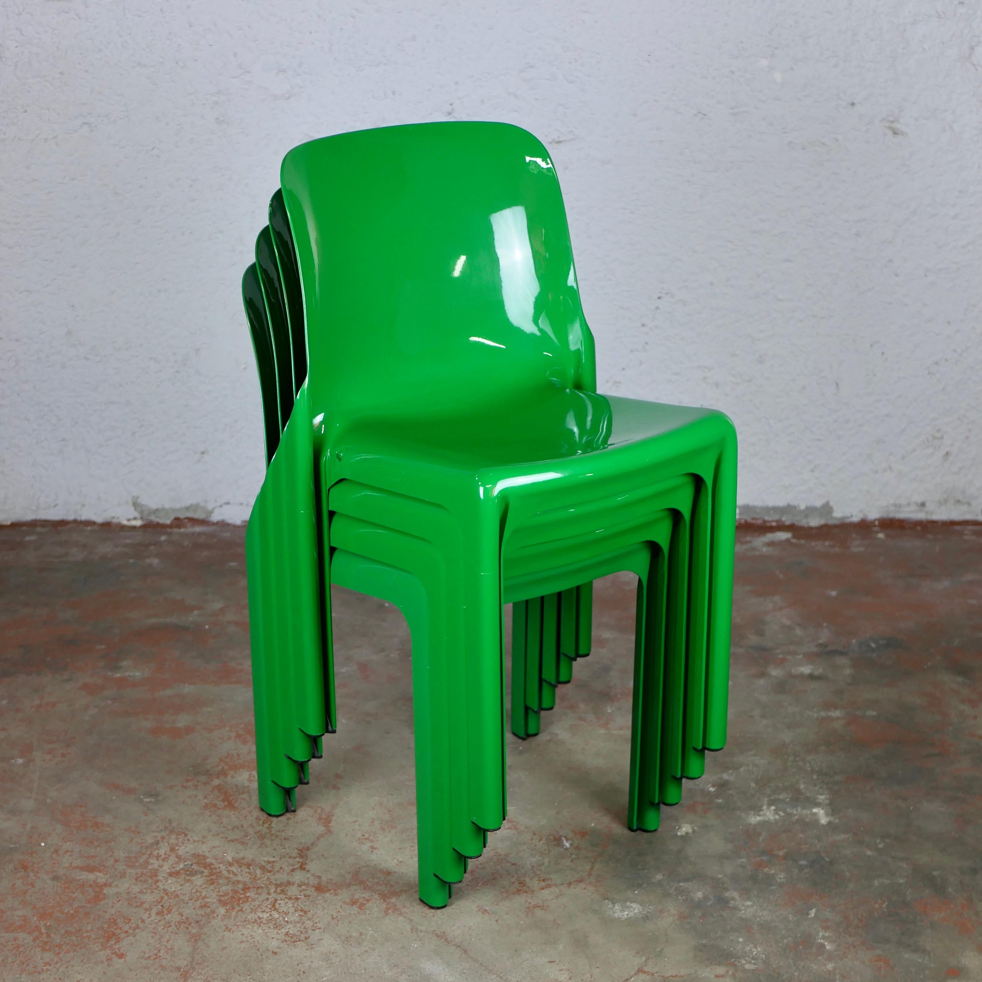 Set of 4 green chairs, Selene model, by Vico Magistretti for Artemide.
Designed in 1966 by the Italian master, the Selene is a stackable and lightweight chair, with S-shaped foot which give sturdiness and stability without adding material