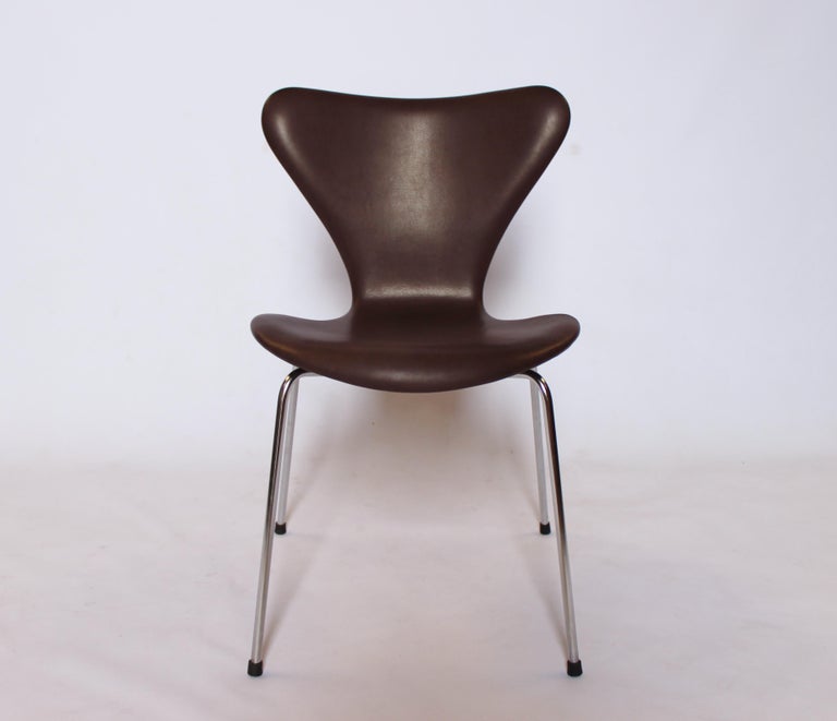 A set of four seven chairs, model 3107, designed by Arne Jacobsen and manufactured by Fritz Hansen in 1967. The chairs are newly upholstered in dark brown elegance leather and are in excellent vintage condition.