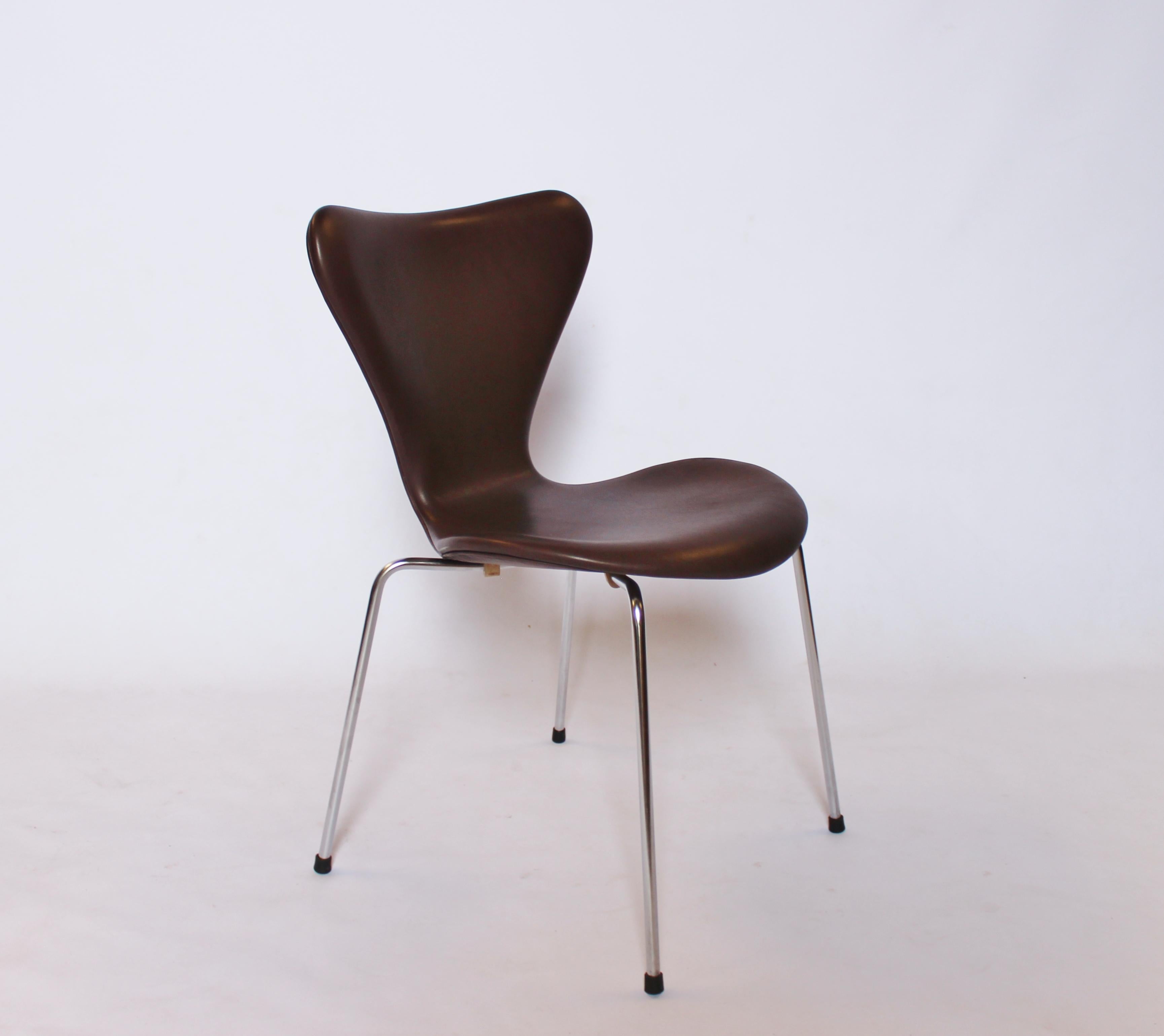 Scandinavian Modern Set of 4 Series 7 Chairs, Model 3107, by Arne Jacobsen and Fritz Hansen, 1967