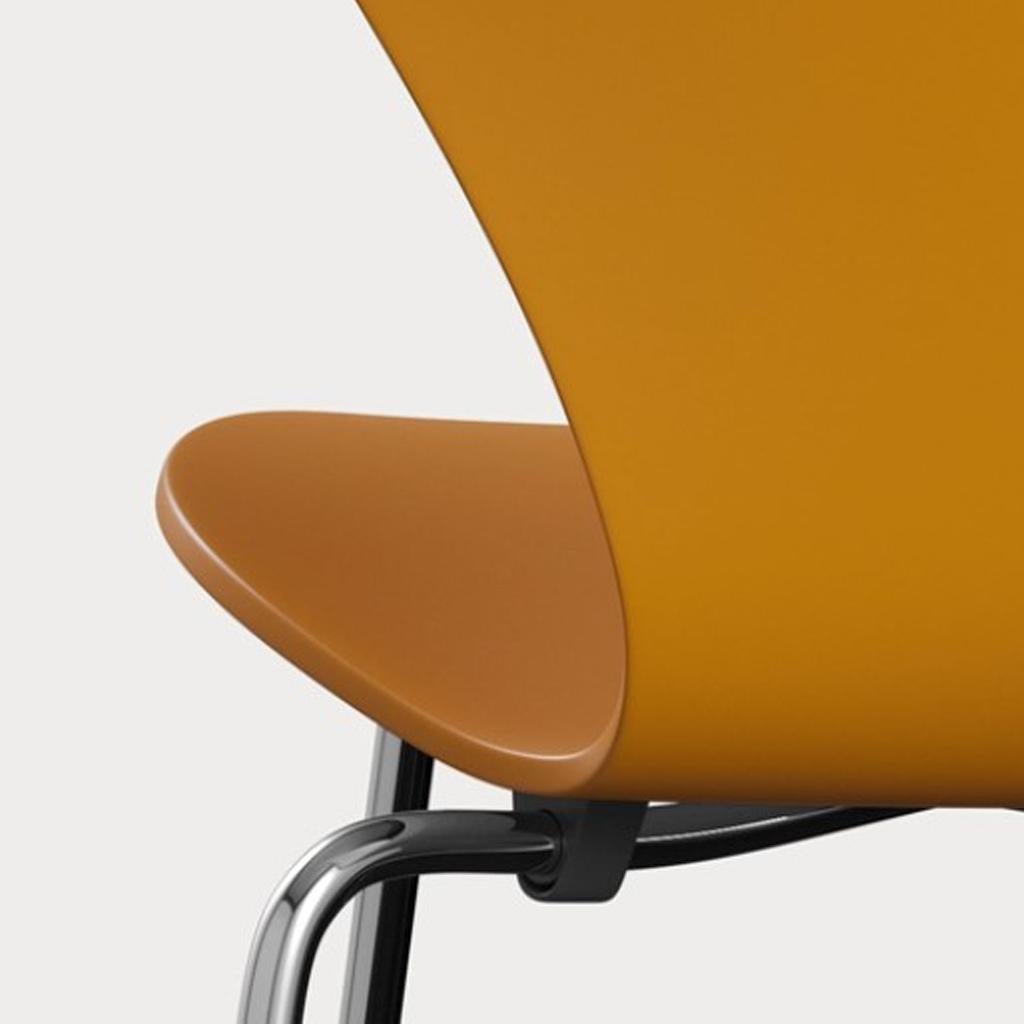 Polonais Ensemble de 4 chaises Series7, jaune brûlé et chrome en acier d'Arne Jacobsen en vente