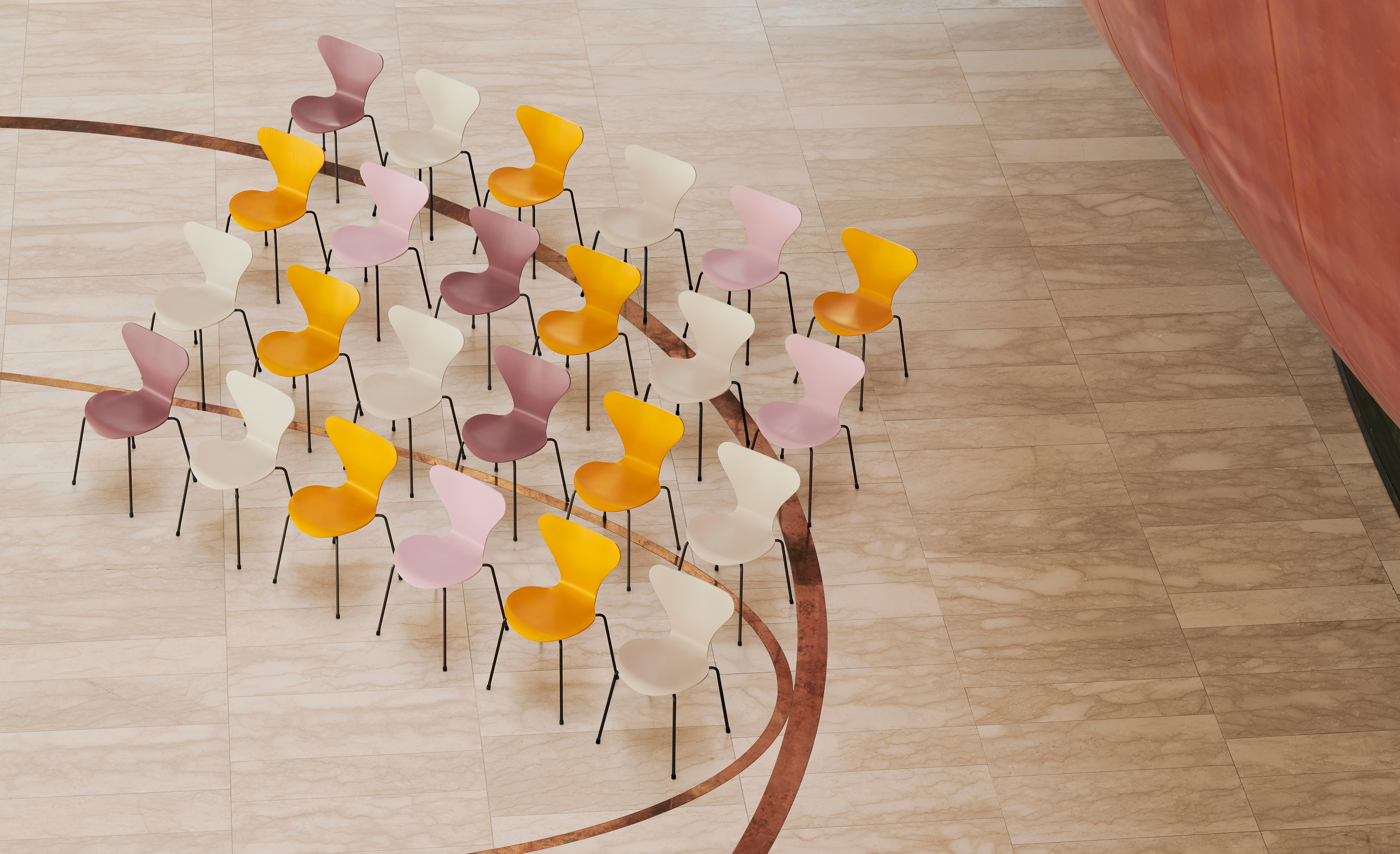 Ensemble de 4 chaises Series7, jaune brûlé et chrome en acier d'Arne Jacobsen Neuf - En vente à Dubai, AE