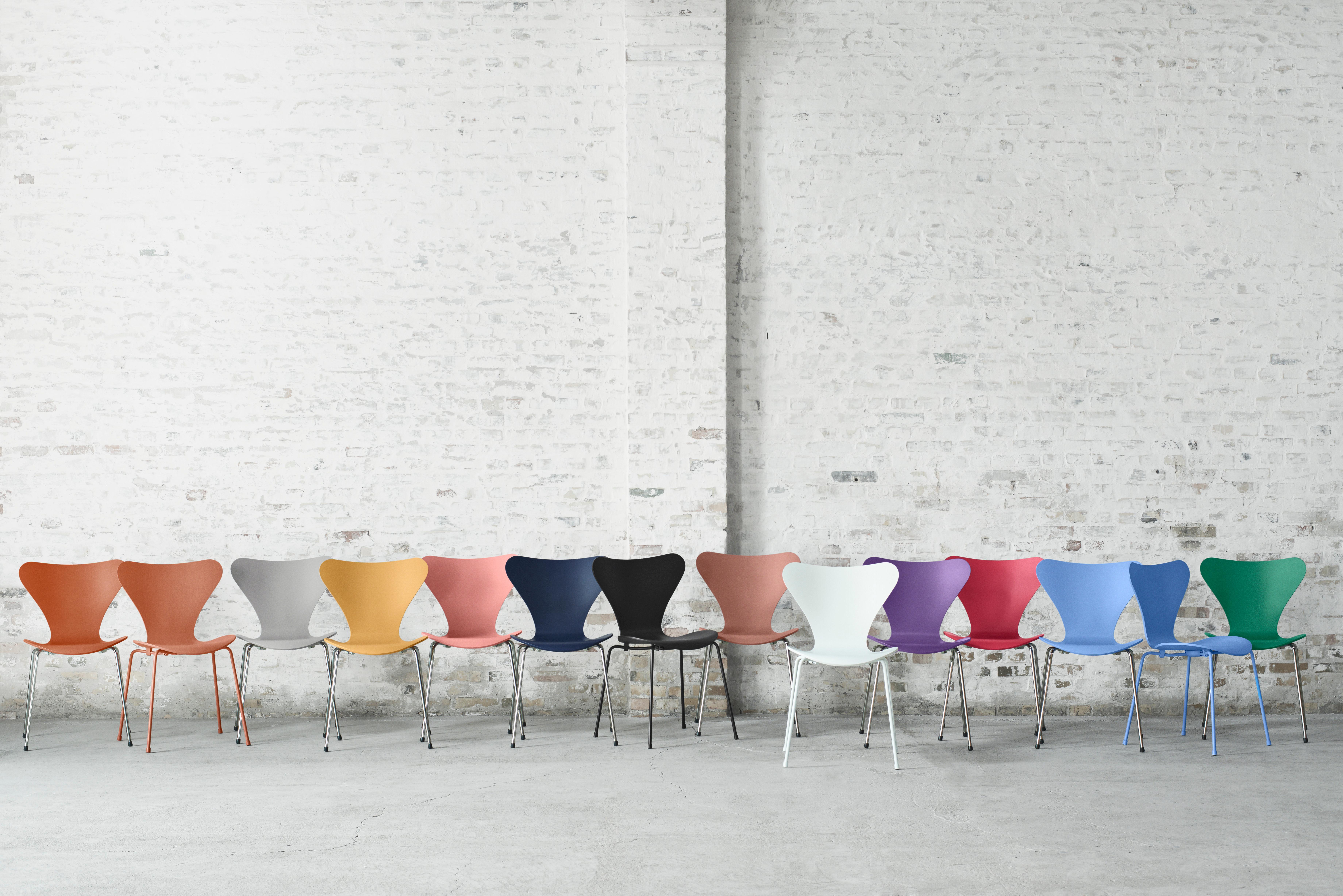 XXIe siècle et contemporain Ensemble de 4 chaises Series7, jaune brûlé et chrome en acier d'Arne Jacobsen en vente