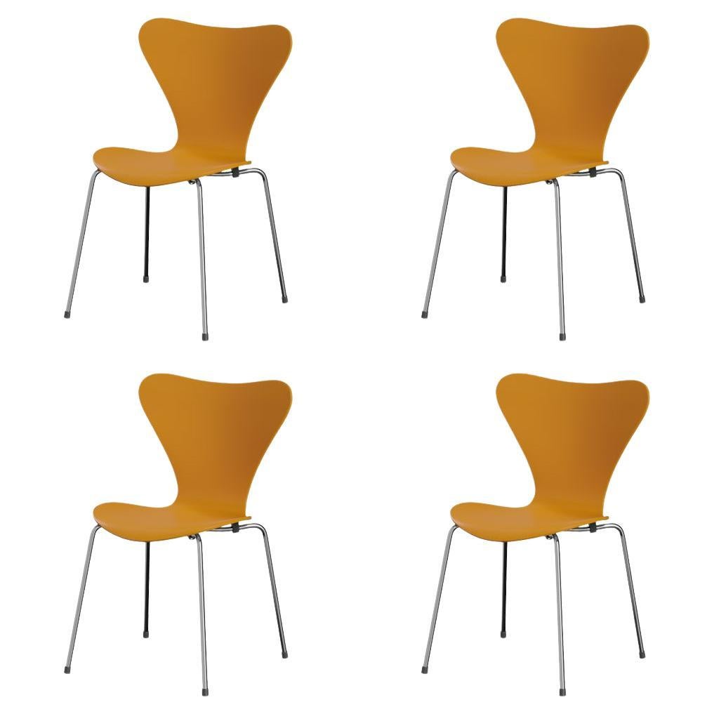 Ensemble de 4 chaises Series7, jaune brûlé et chrome en acier d'Arne Jacobsen en vente