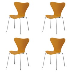 4 stühle der serie 7, gebranntes gelb und stahlchrom von Arne Jacobsen